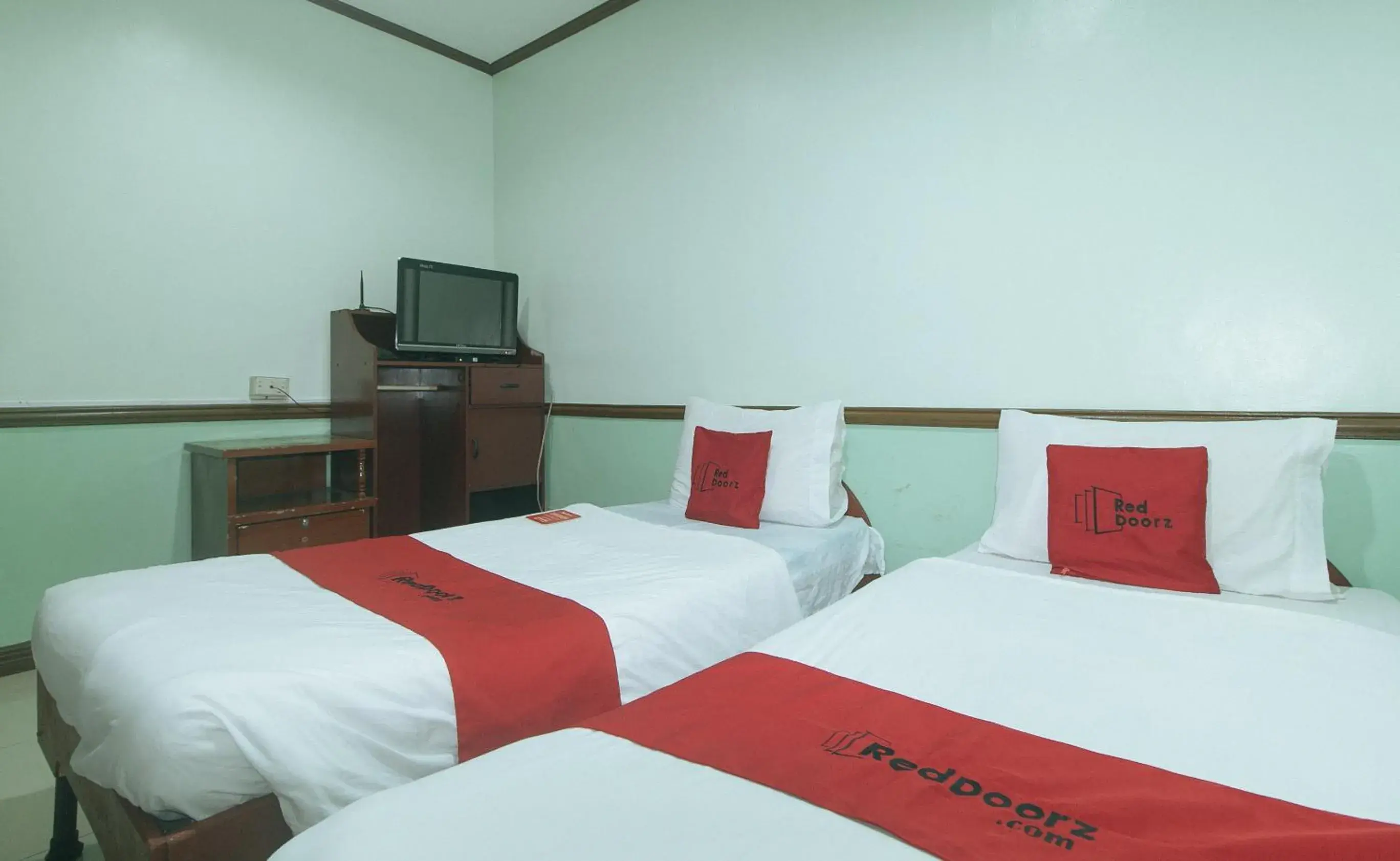 Twin Room in RedDoorz at Maanyag Pension House Mandaue Twin Room in RedDoorz at Maanyag Pension House Mandaue