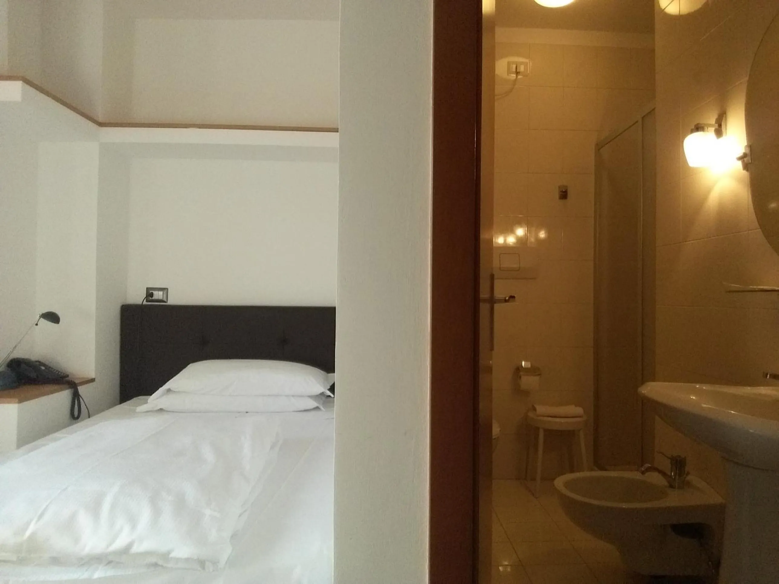 Shower, Bed in Hotel Sole Holiday