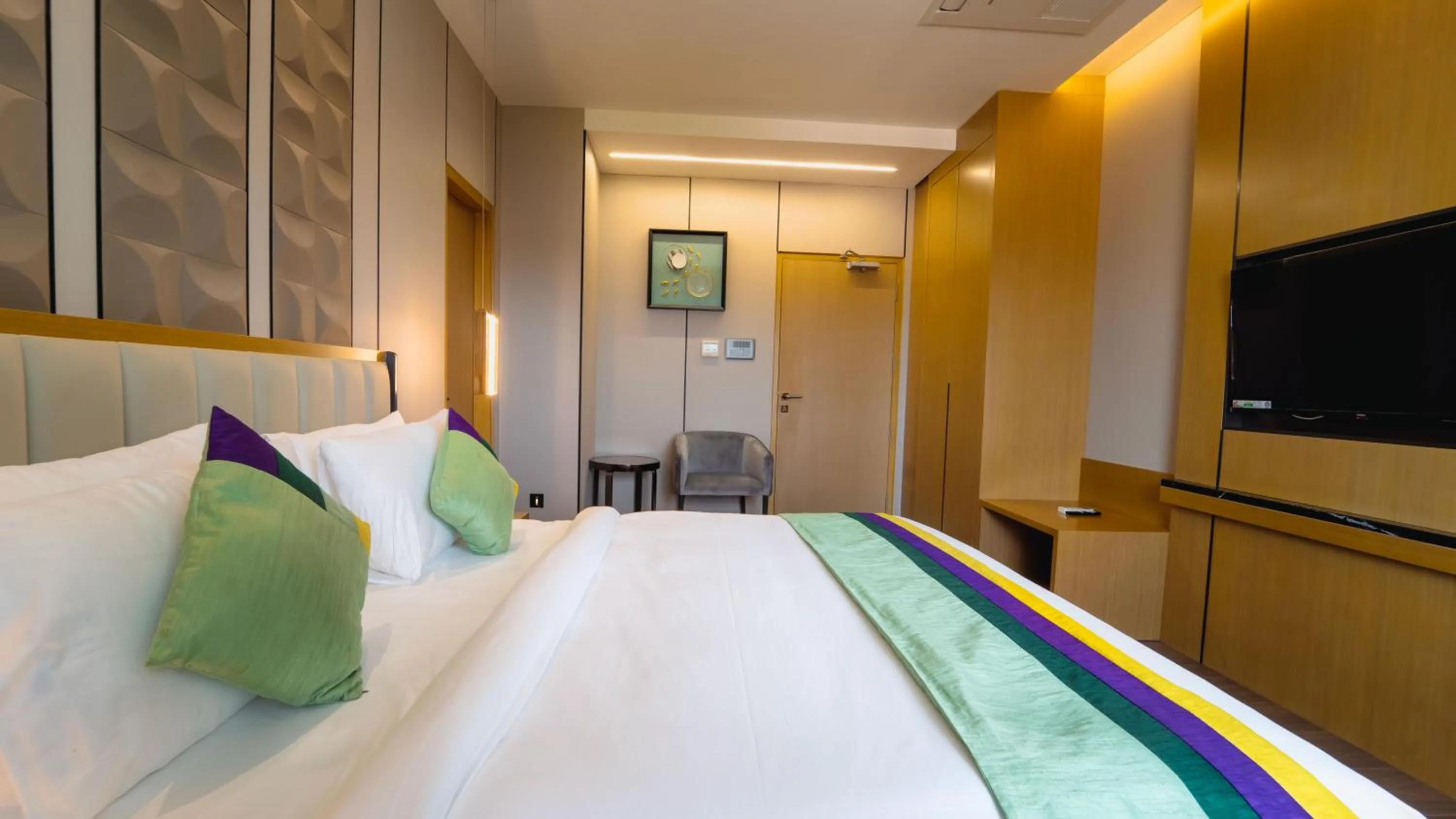 Bedroom, Bed in Treebo Kingsbury Fiesta Vellore