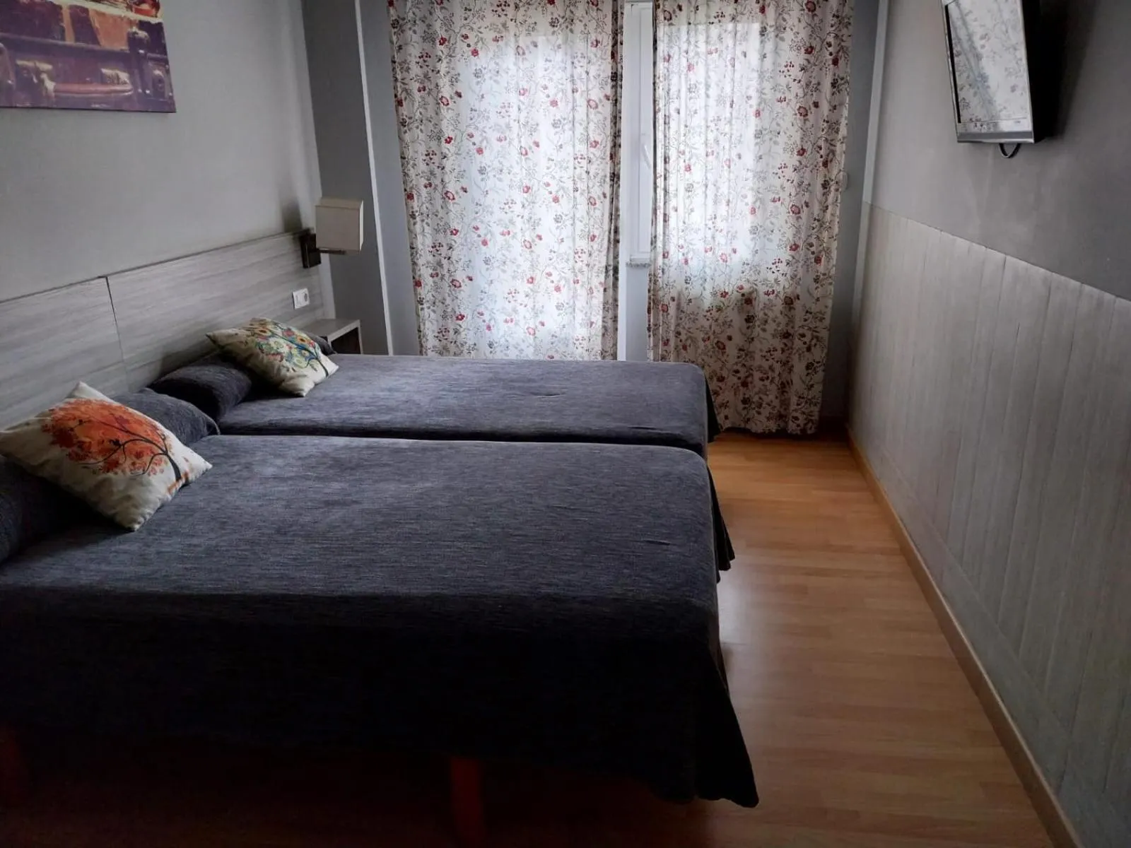 Photo of the whole room, Bed in dpCristal