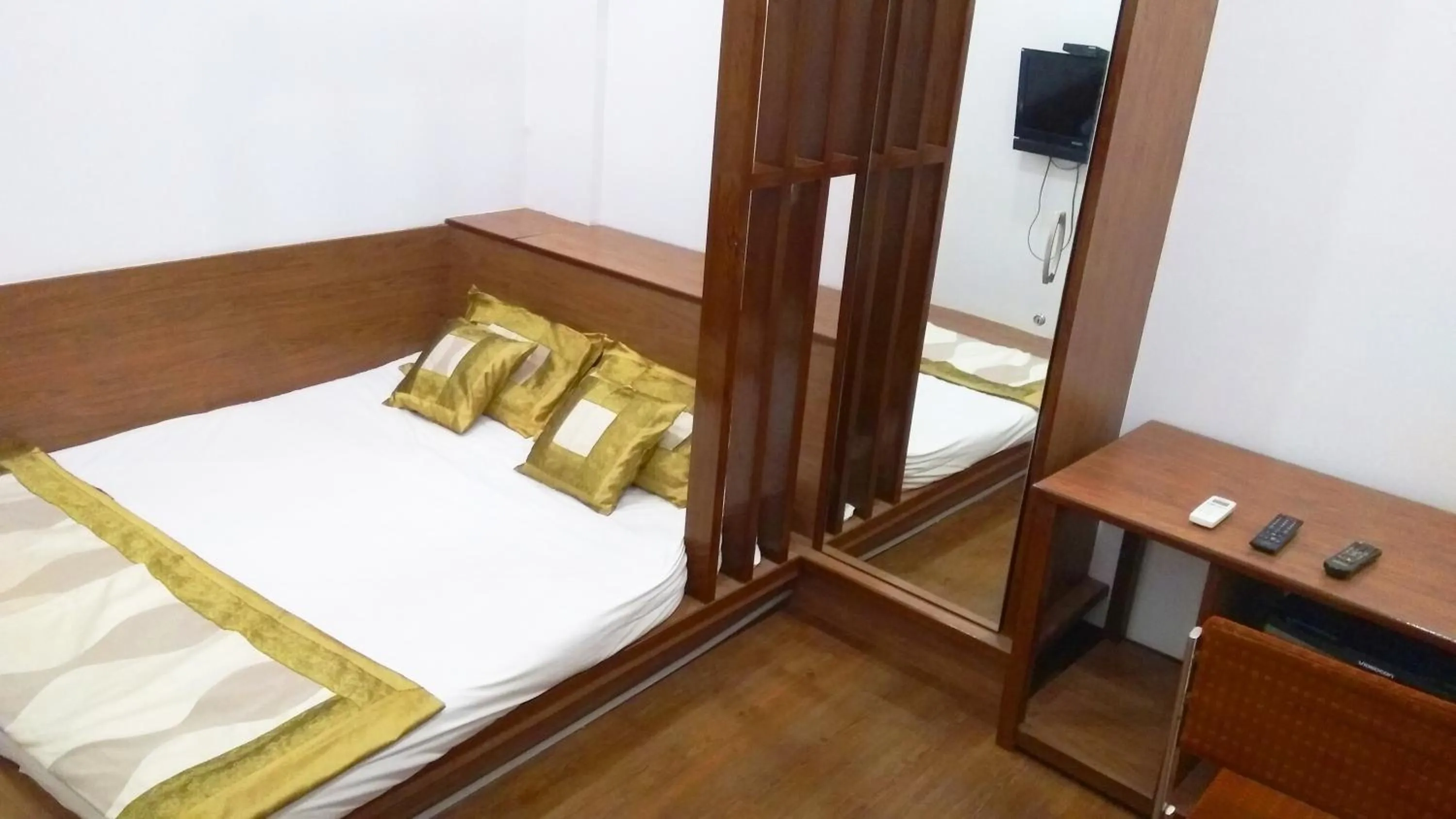 Bedroom, Bed in Carlton Hotel Mumbai - Behind Taj Mahal Palace Colaba Mumbai