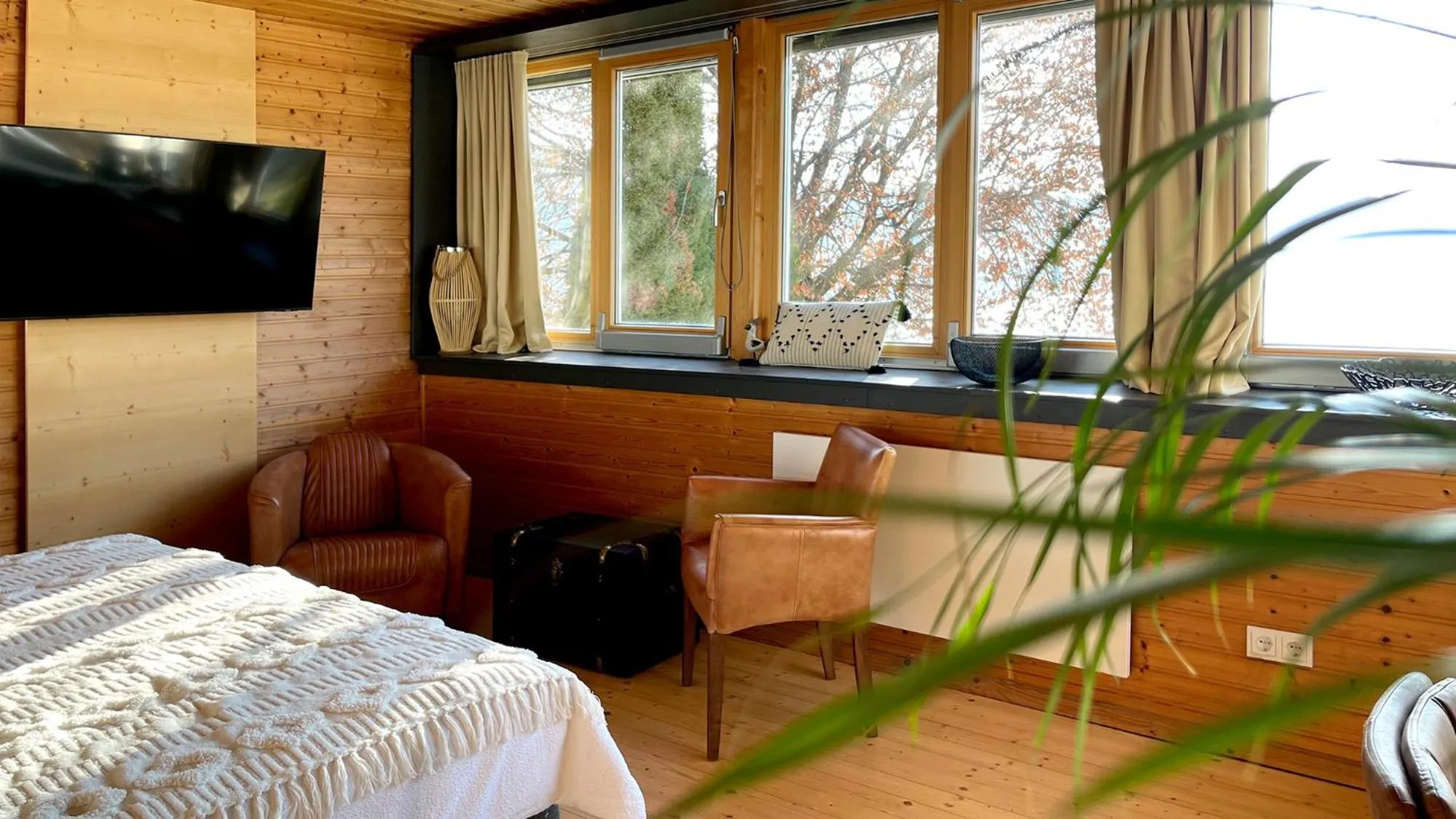 Photo of the whole room, Bed in Strandhotel Kärntnerhof