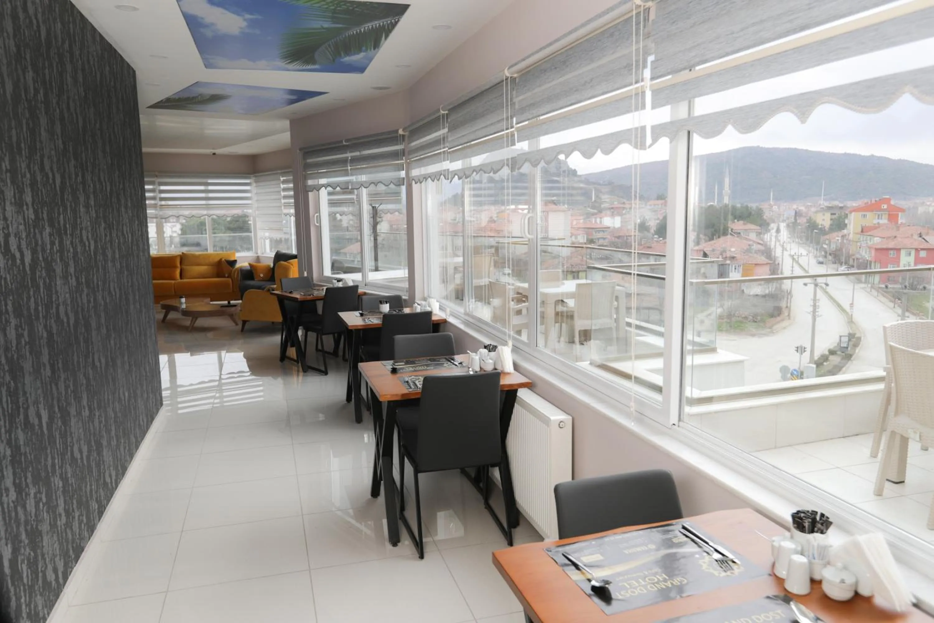 Restaurant/places to eat in Grand Dost Hotel