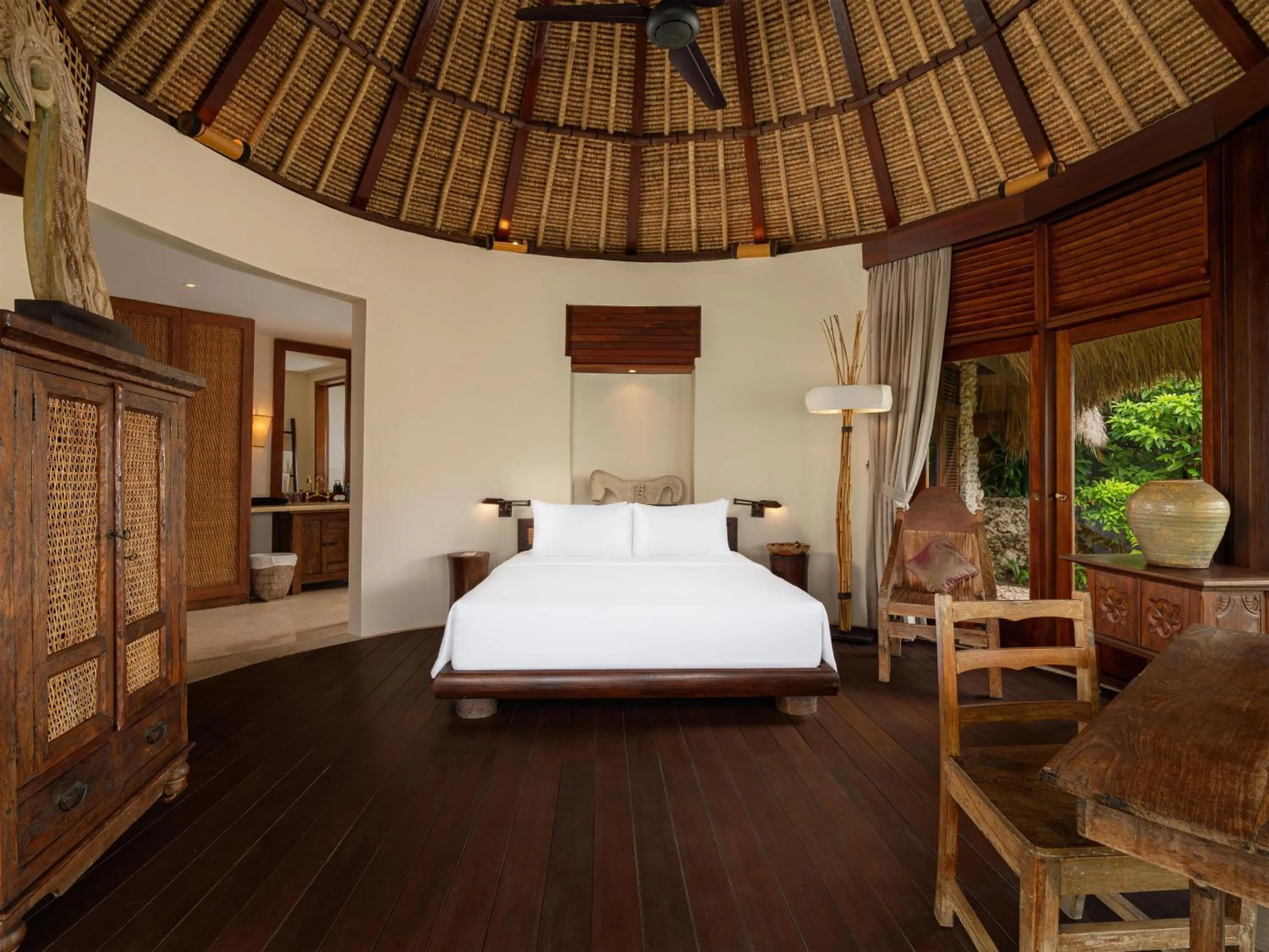 Photo of the whole room, Bed in Radisson Blu Bali Uluwatu