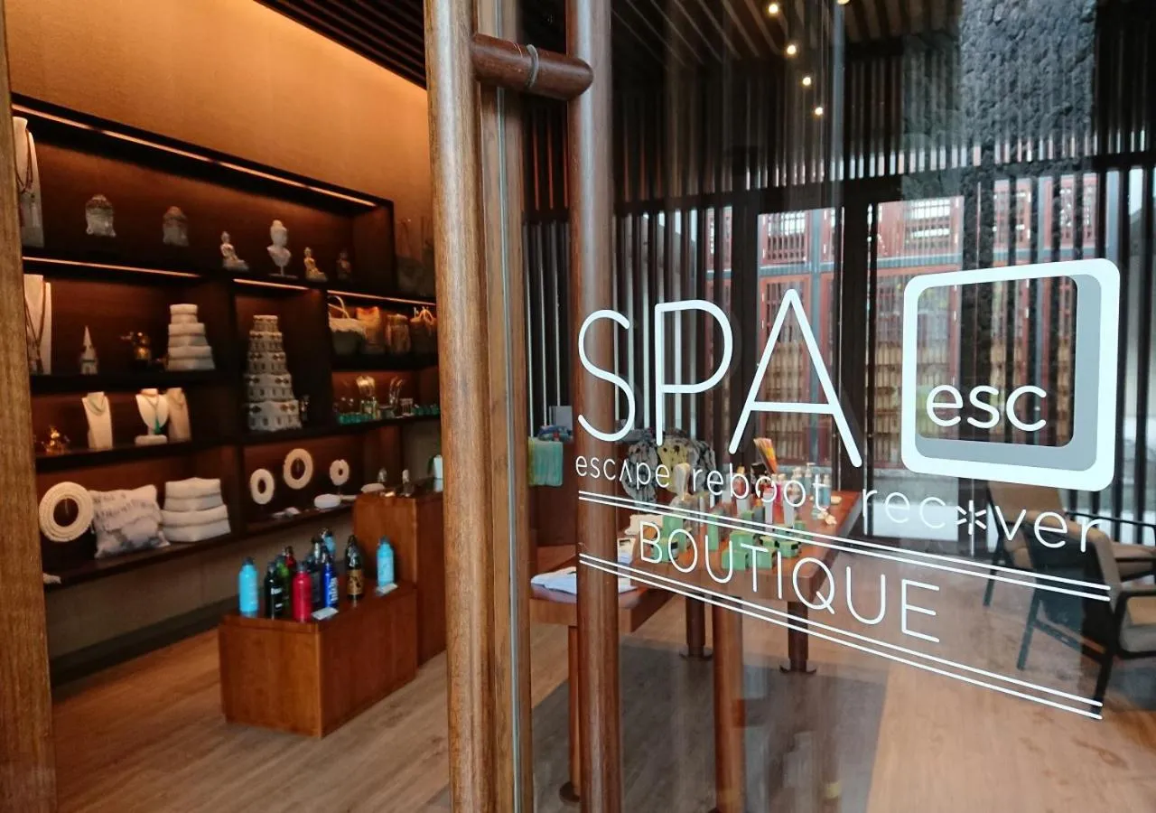 On-site shops in Radisson Blu Bali Uluwatu