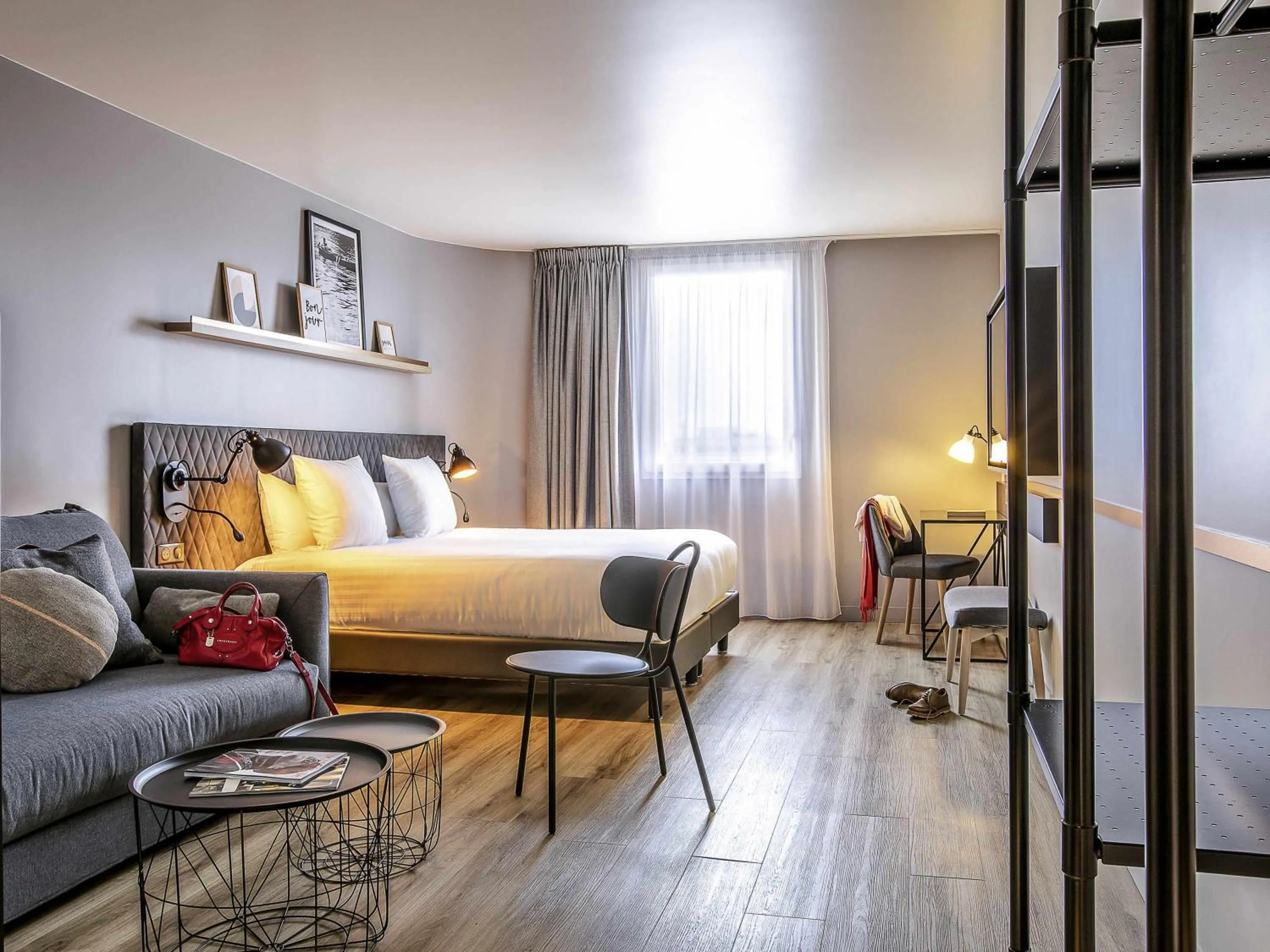 Property building, Bed in Hôtel Mercure Paris Gennevilliers