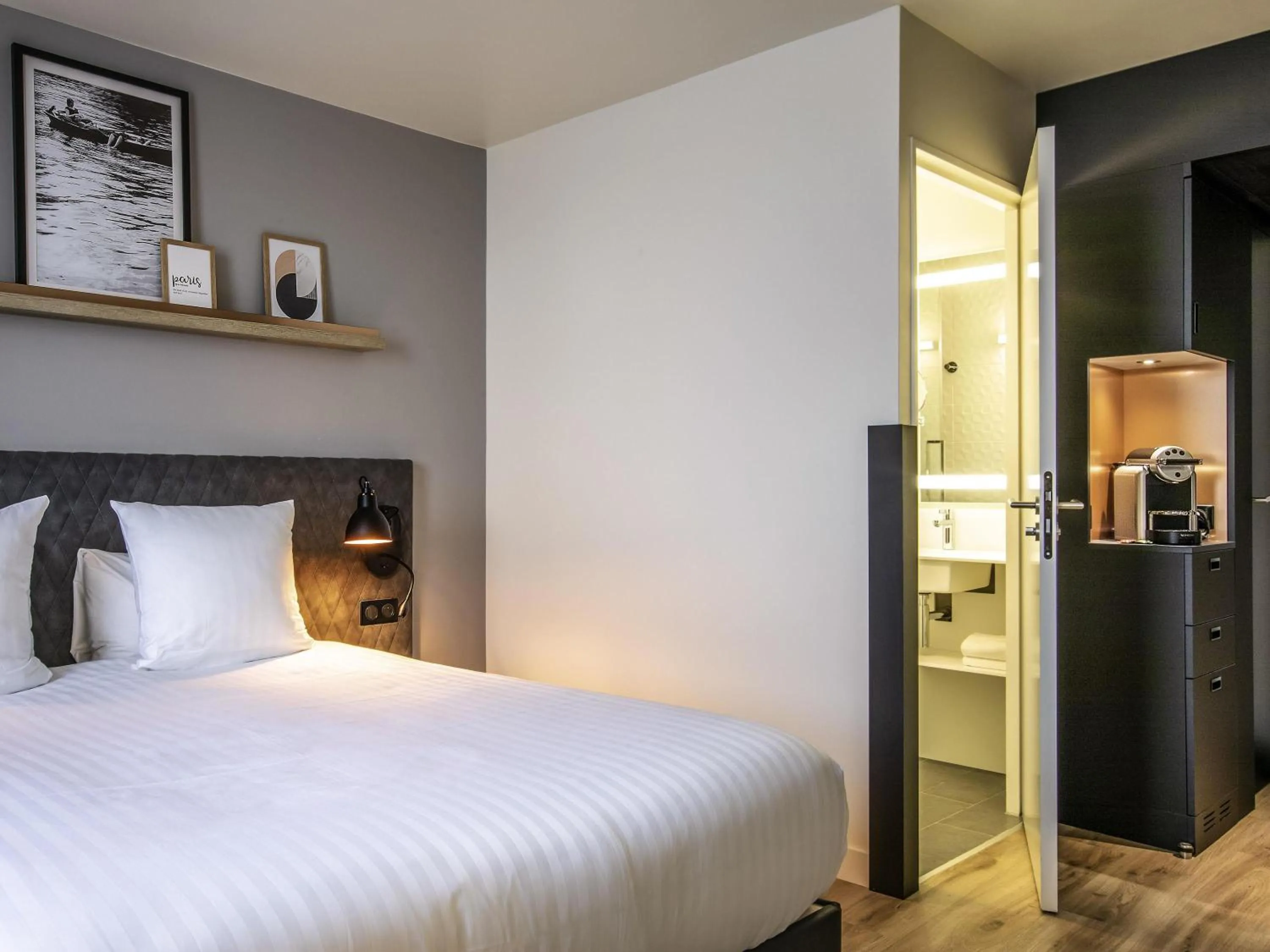 Bedroom, Bed in Hôtel Mercure Paris Gennevilliers