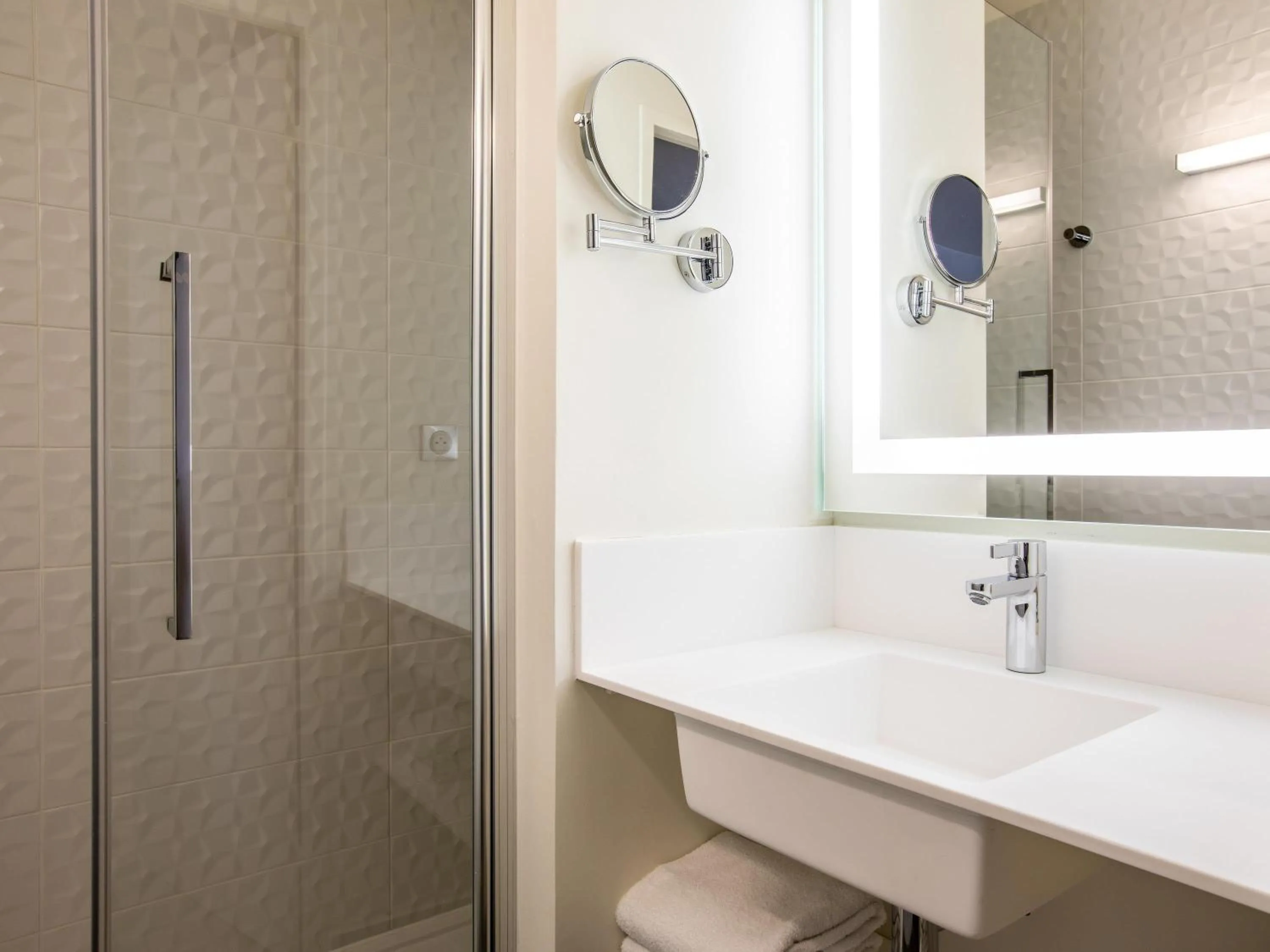 Bedroom in Hôtel Mercure Paris Gennevilliers