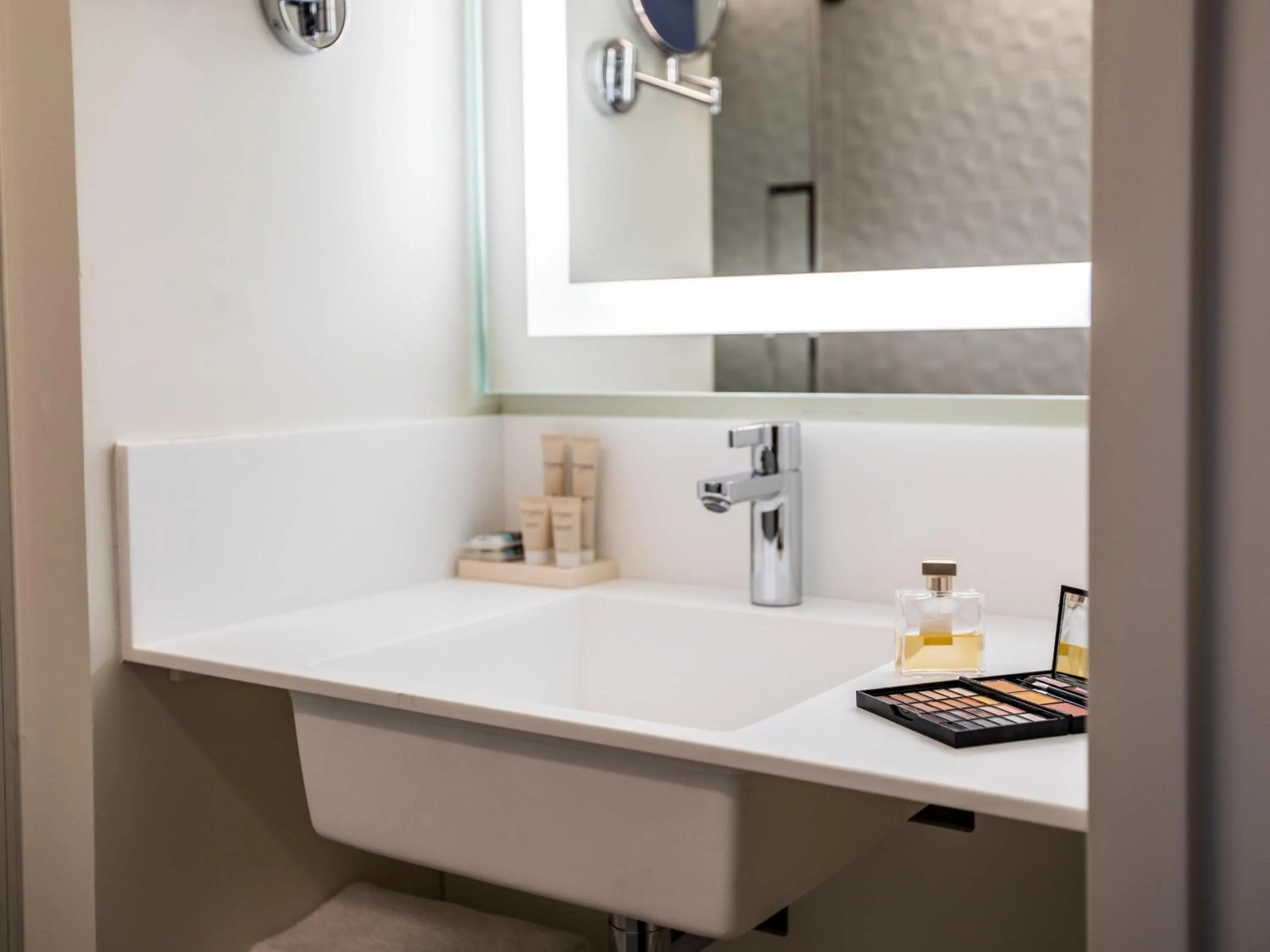 Bedroom in Hôtel Mercure Paris Gennevilliers