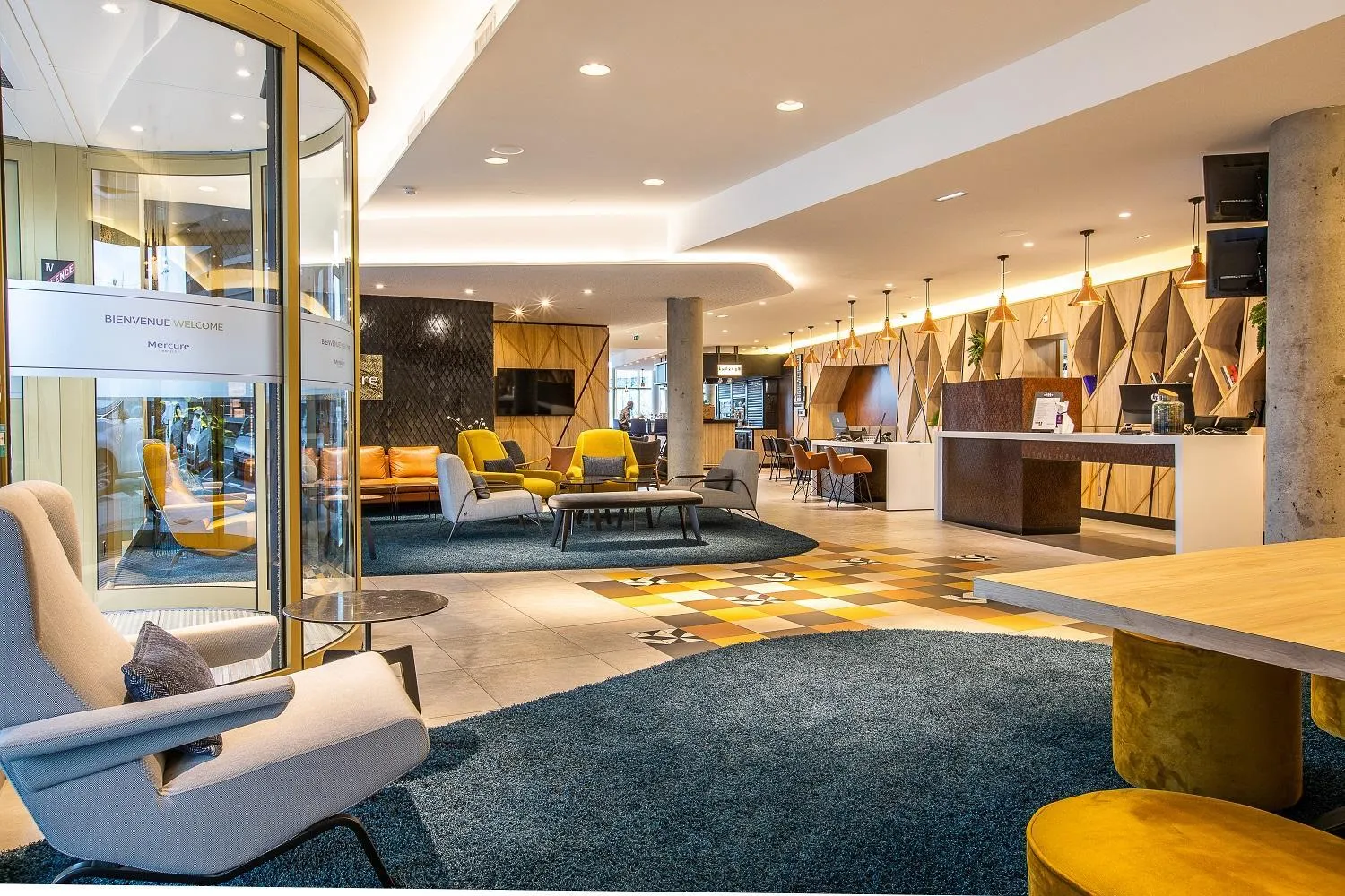 Lobby or reception in Hôtel Mercure Paris Gennevilliers