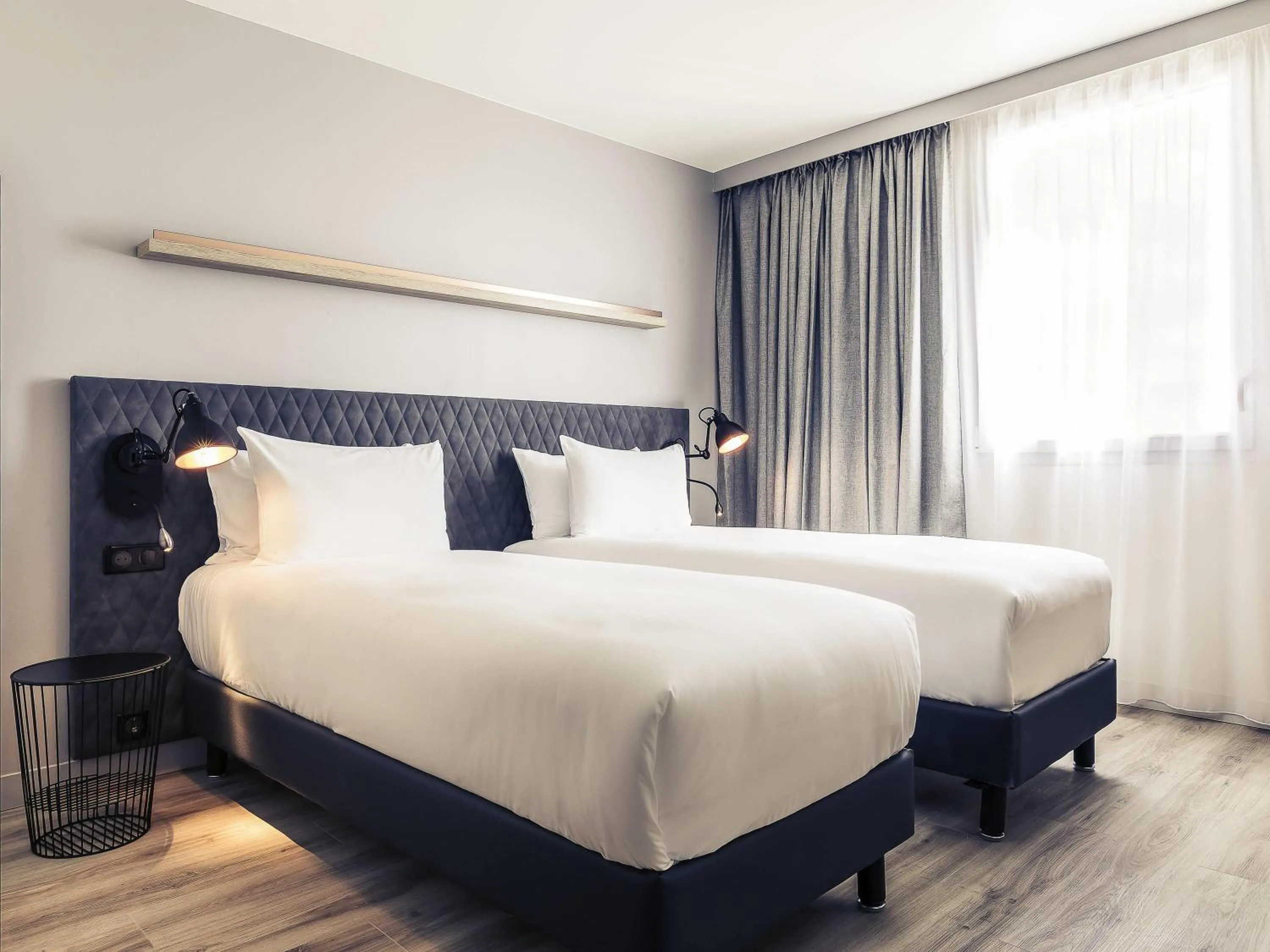 Bedroom, Bed in Hôtel Mercure Paris Gennevilliers