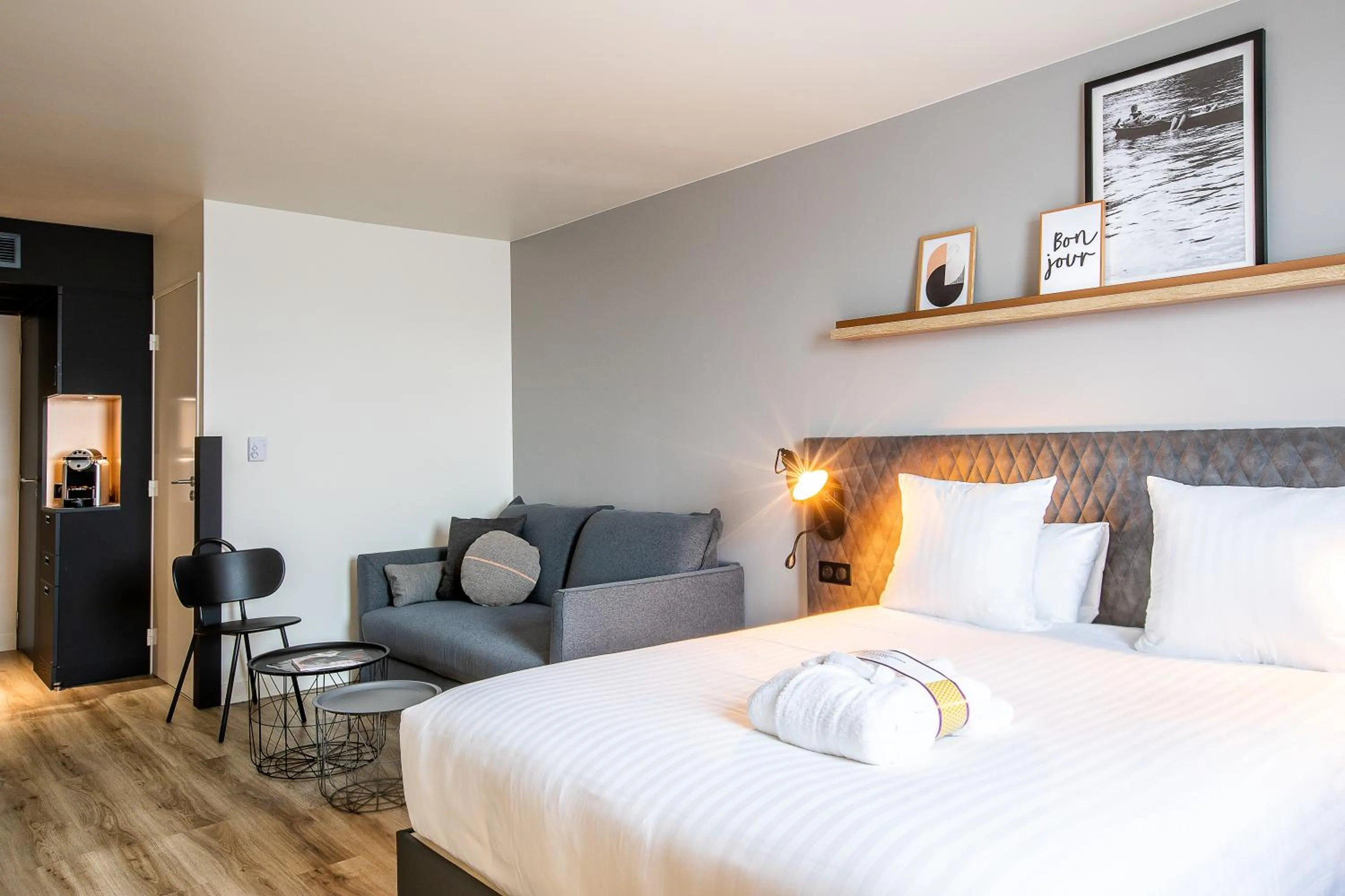 Photo of the whole room, Bed in Hôtel Mercure Paris Gennevilliers