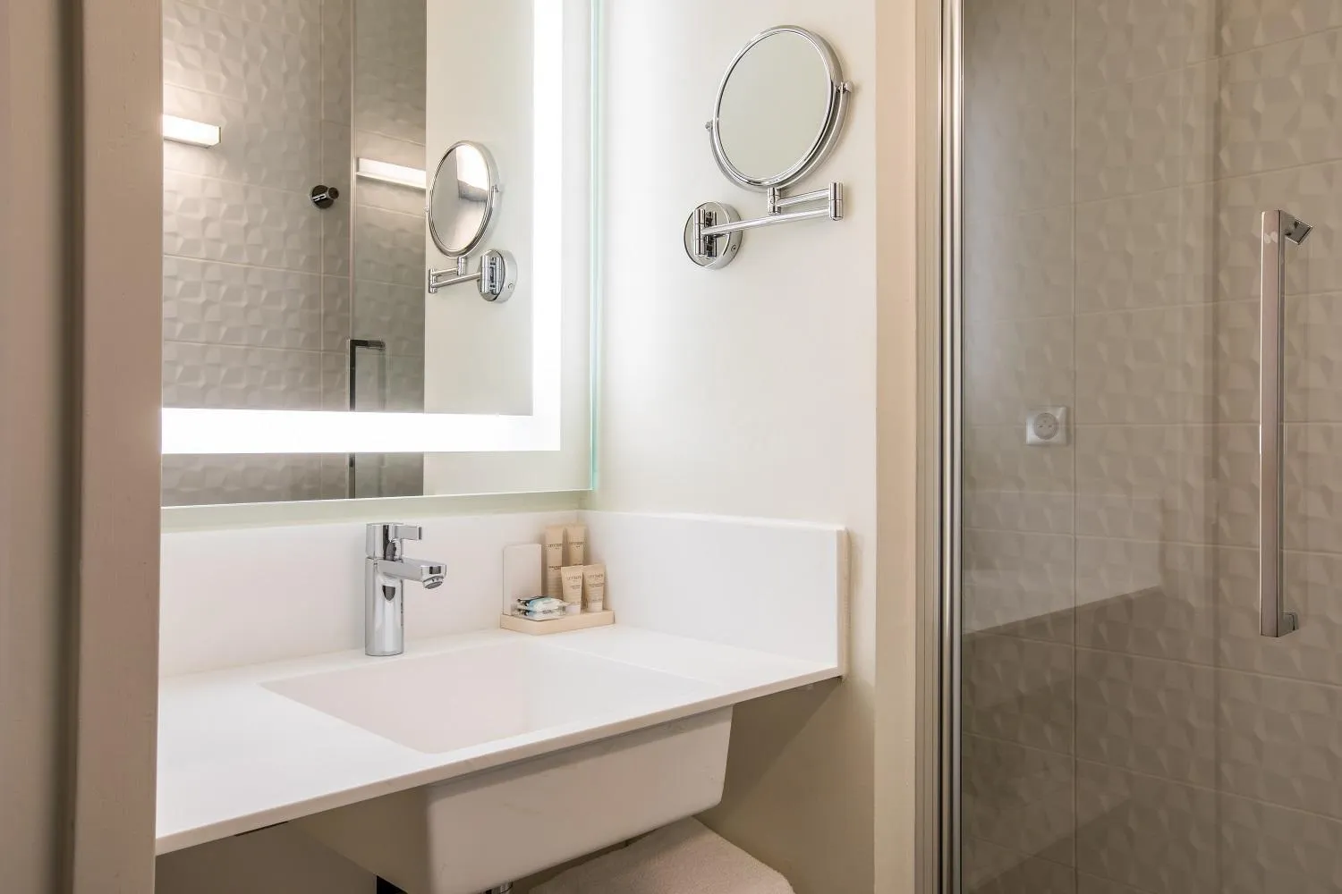 Bathroom in Hôtel Mercure Paris Gennevilliers