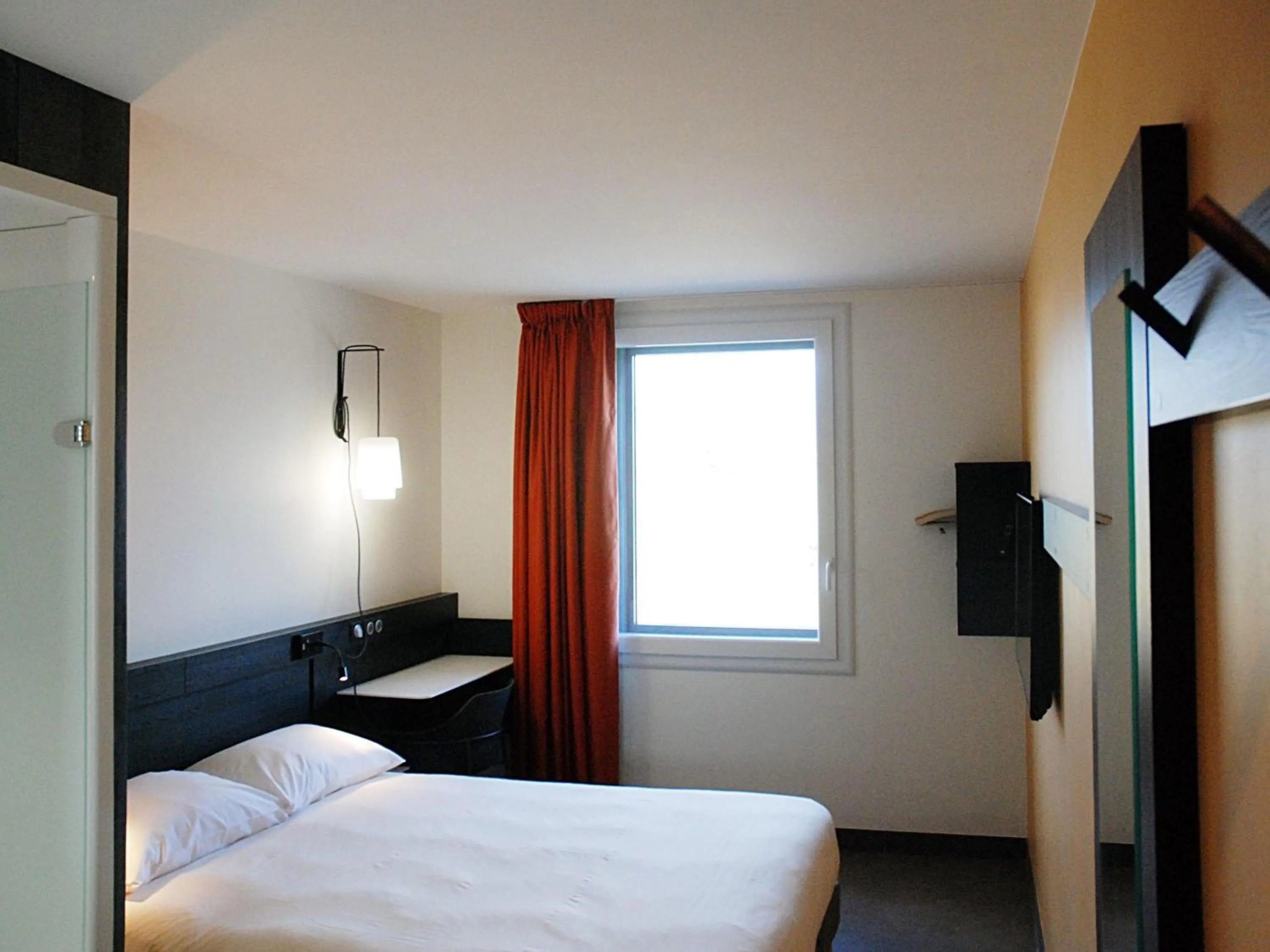 Bedroom, Bed in Ibis Budget Annecy sud-Poisy