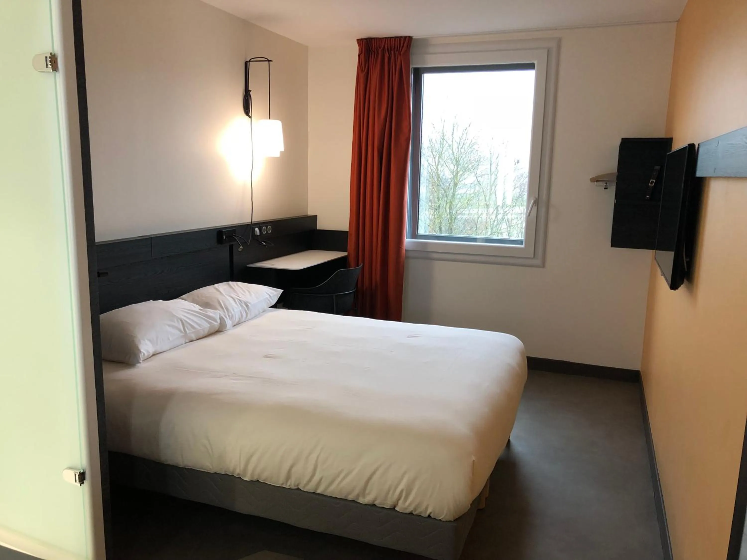 Bedroom, Bed in Ibis Budget Annecy sud-Poisy