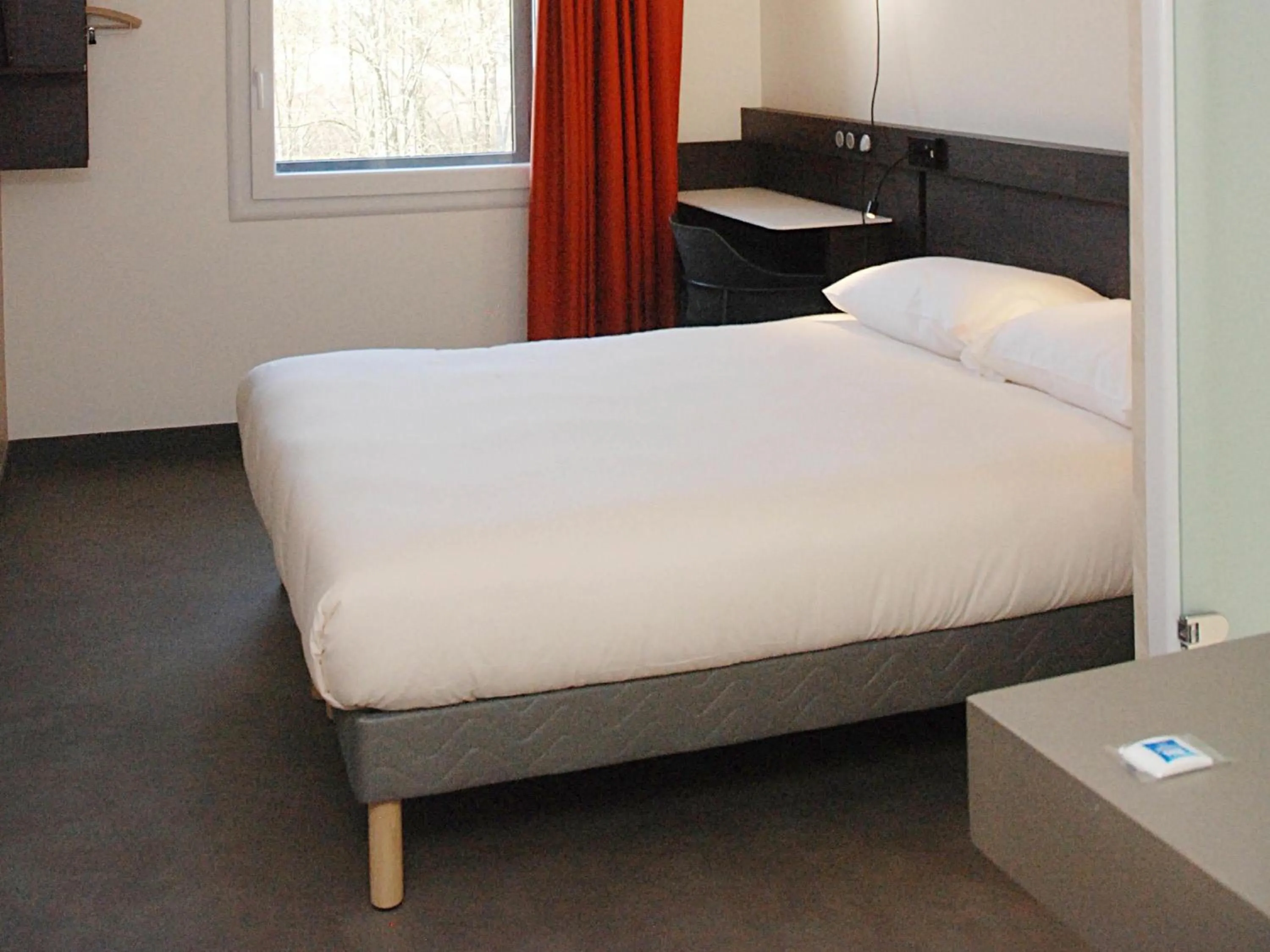 Bedroom, Bed in Ibis Budget Annecy sud-Poisy