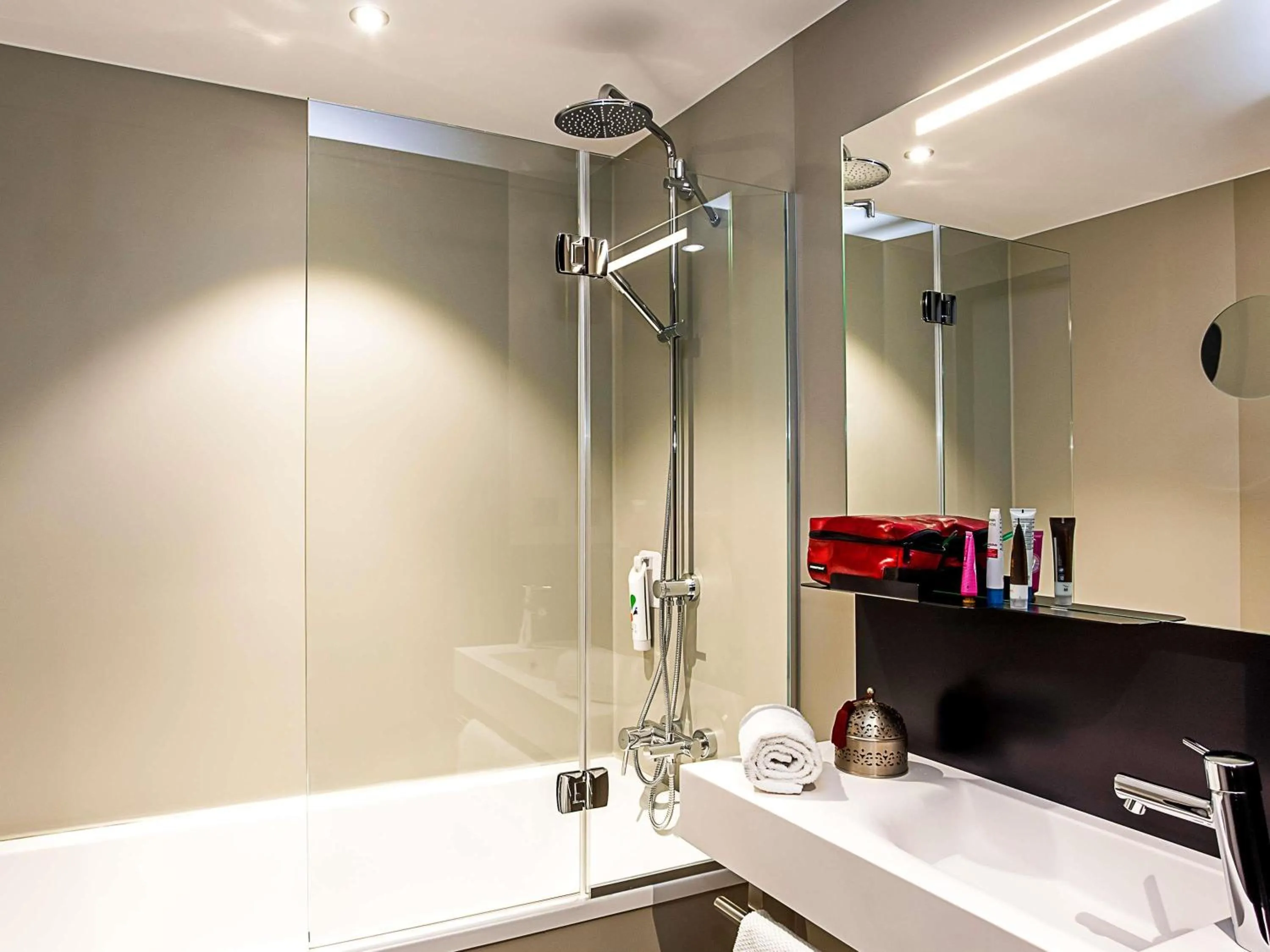 Bedroom in ibis Styles Genève Carouge