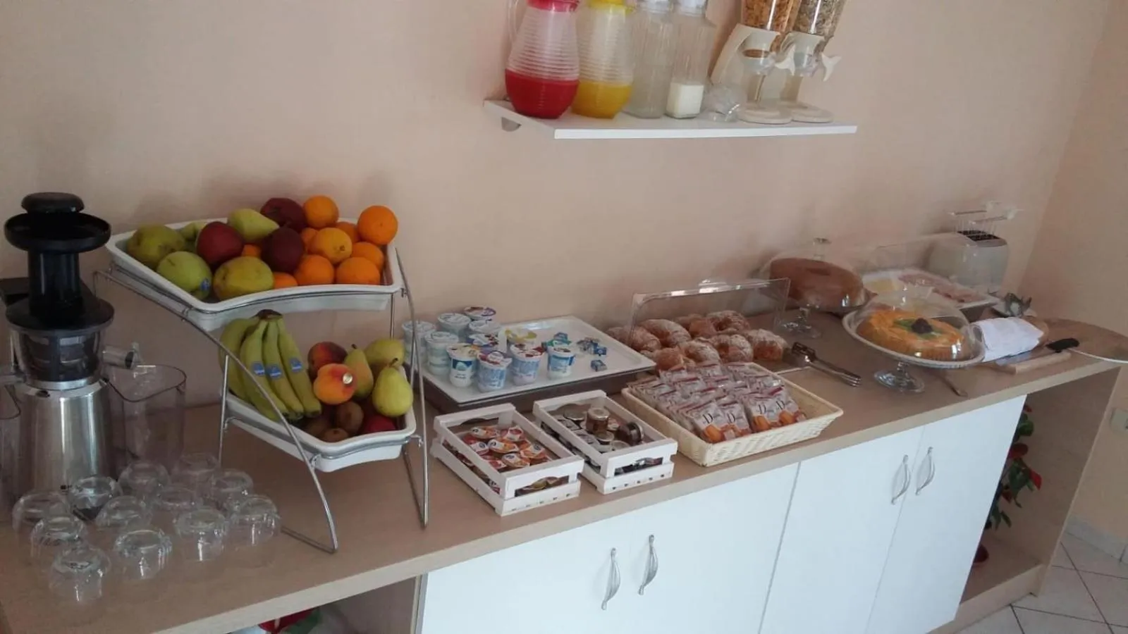 Buffet breakfast in Villa Saturno