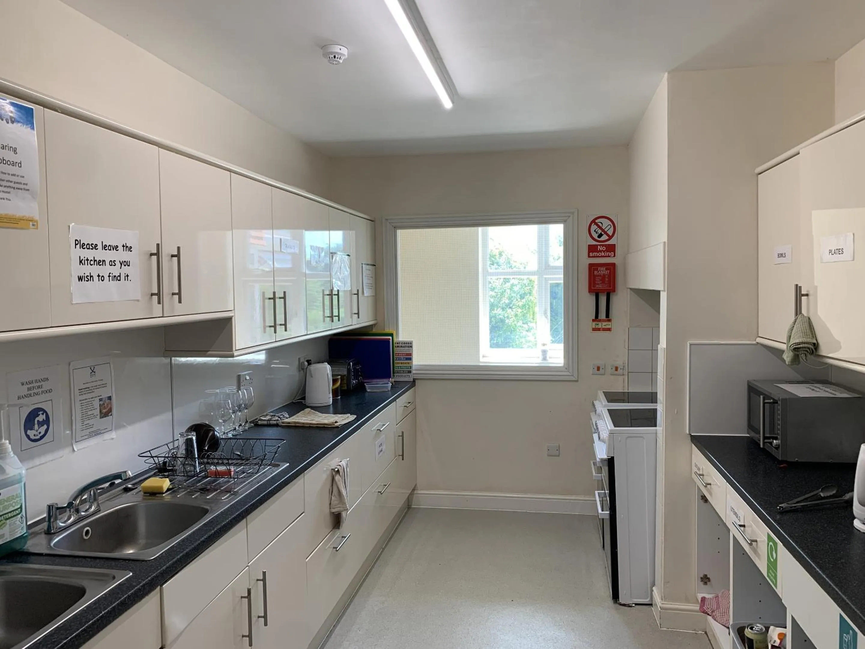 Kitchen or kitchenette in Stonehenge Hostel