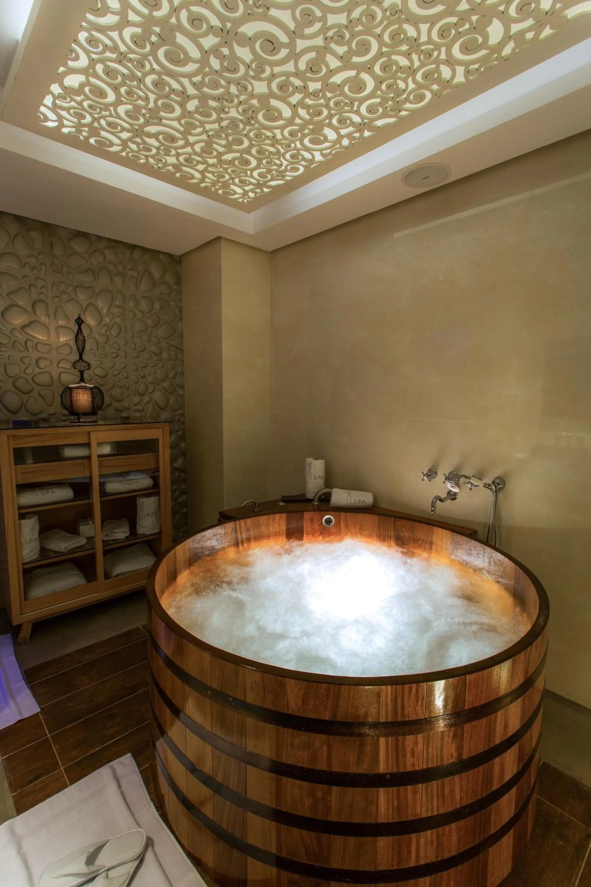 Hot Tub in Château Roslane Boutique hôtel & Spa