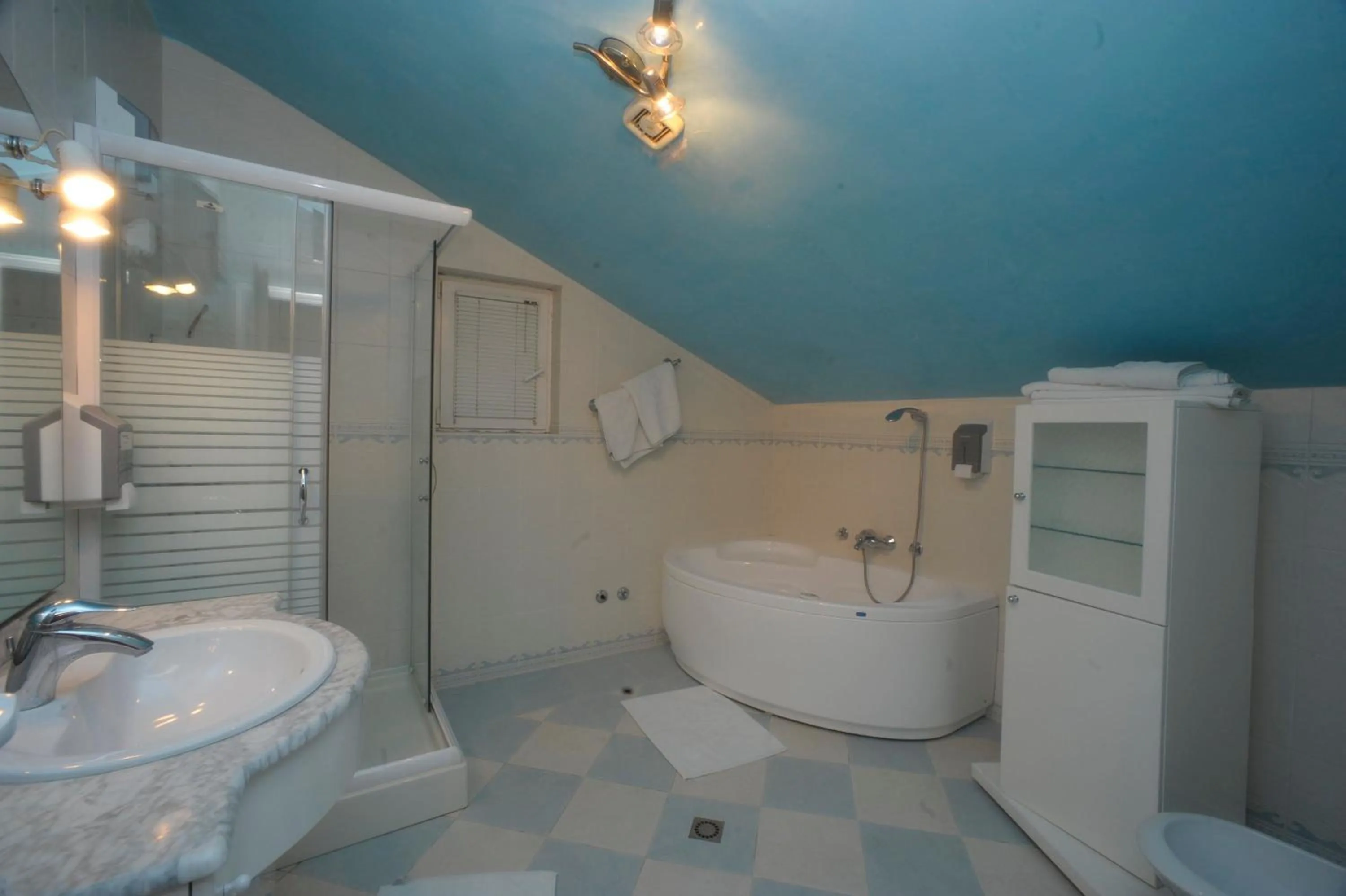 Shower in Guesthouse Tara