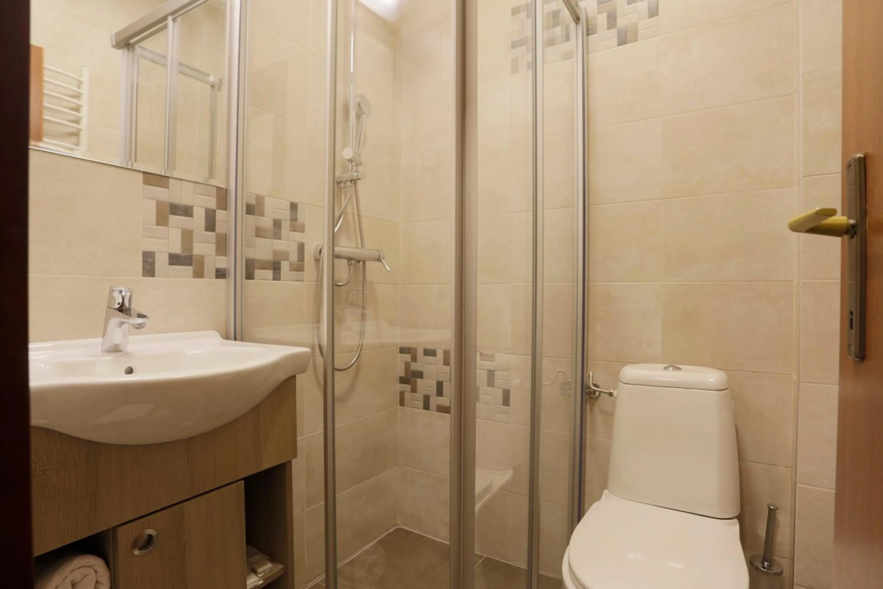 Shower in Guesthouse Tara