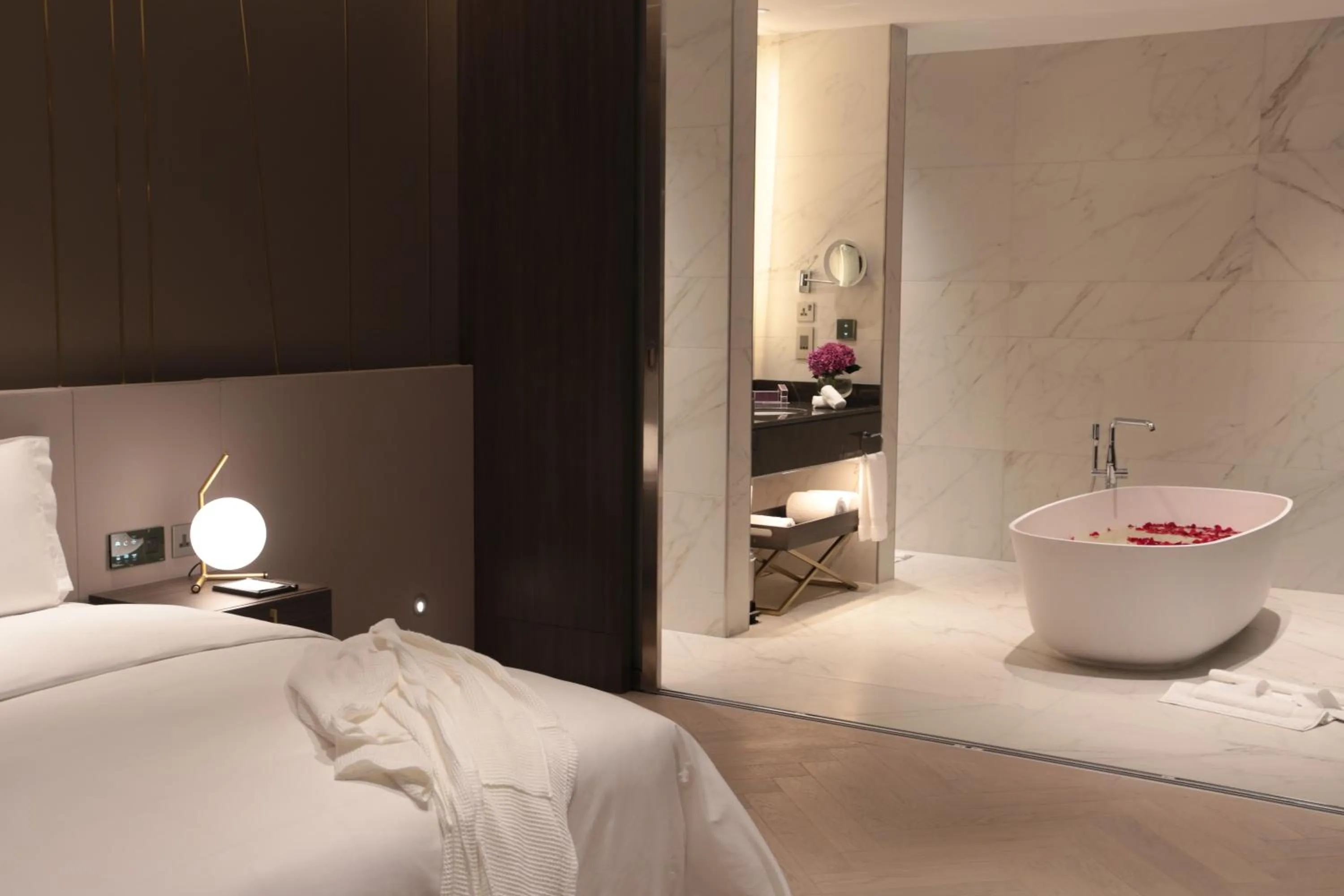 Hot Tub, Bed in Views Hotel & Residences - Emaar King Abdullah Economic City