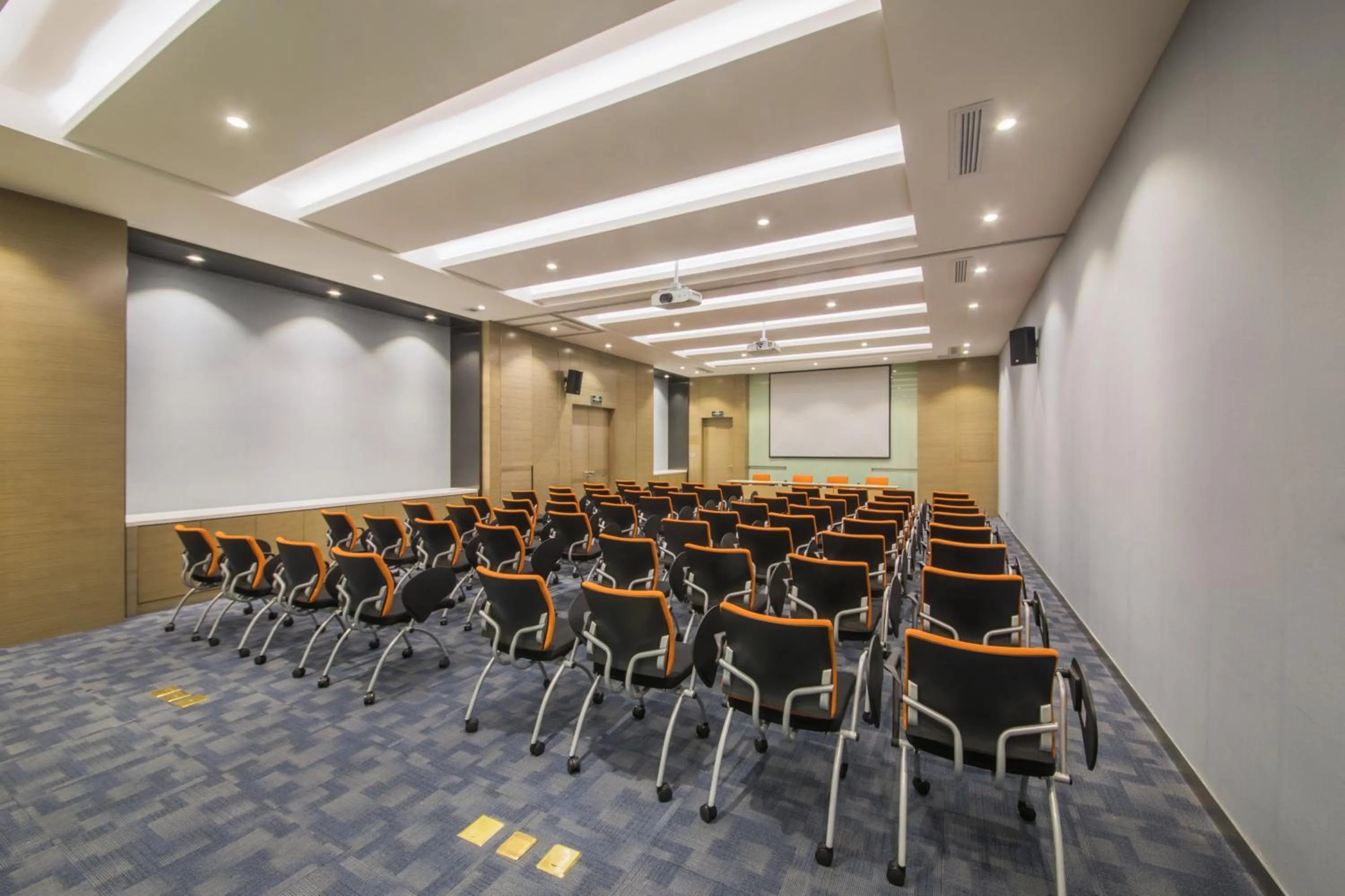 Meeting/conference room in Holiday Inn Express Guian Yungu by IHG