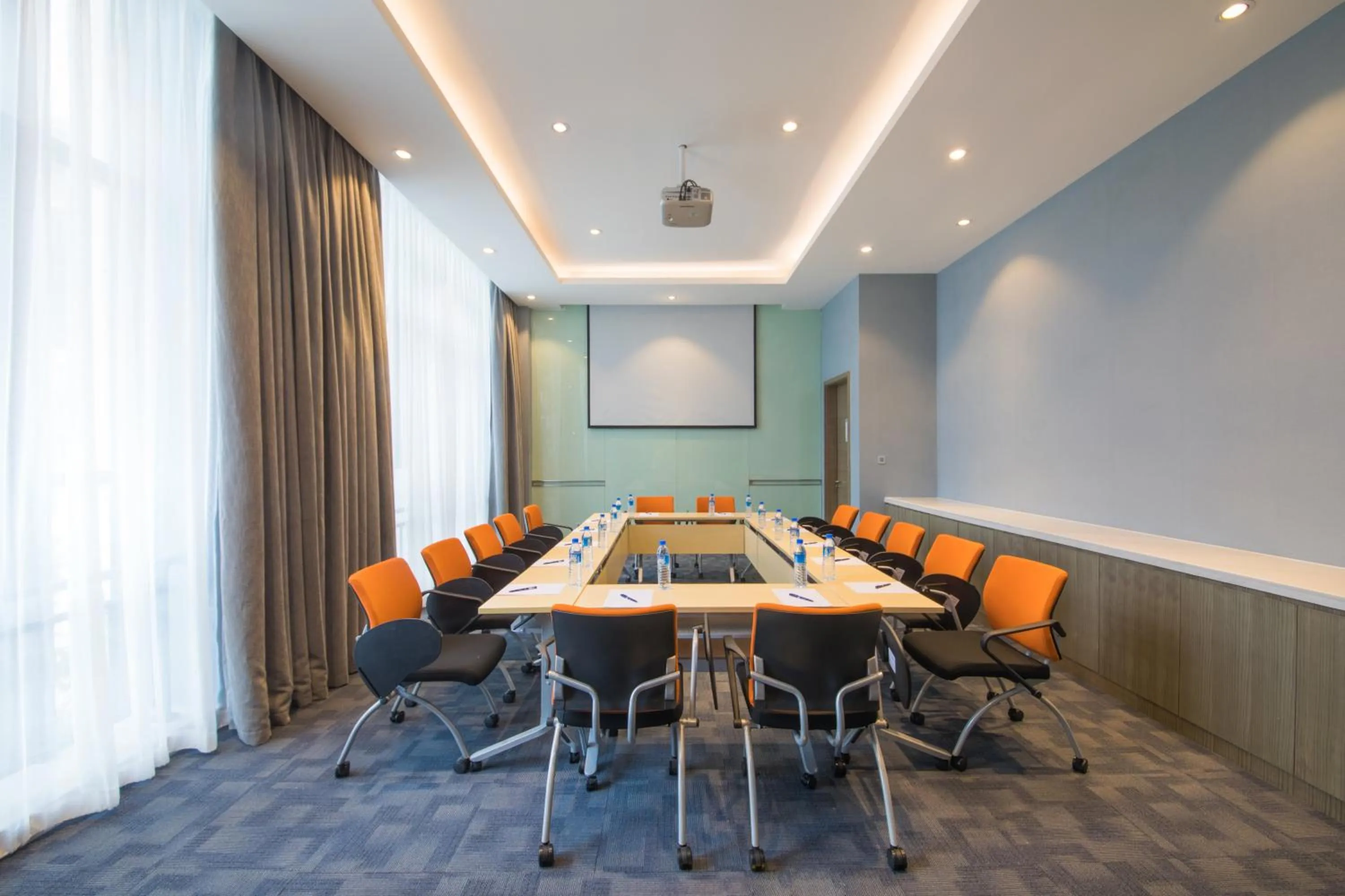 Meeting/conference room in Holiday Inn Express Guian Yungu by IHG