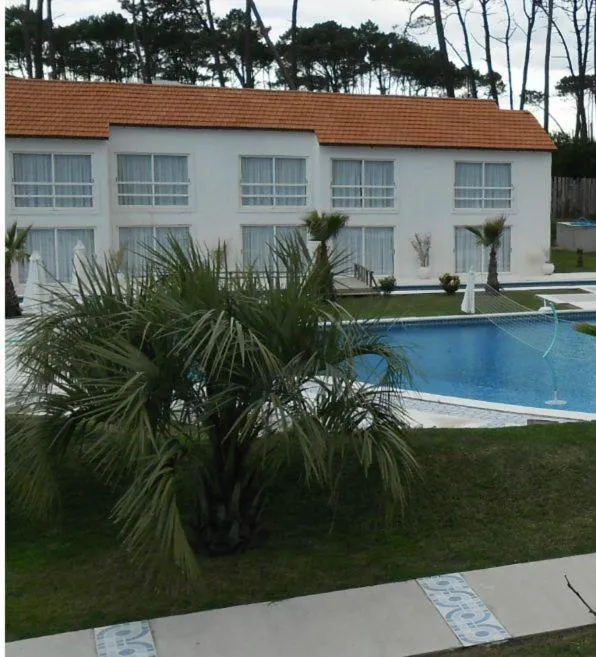 Swimming pool in Punta del Este Arenas Hotel