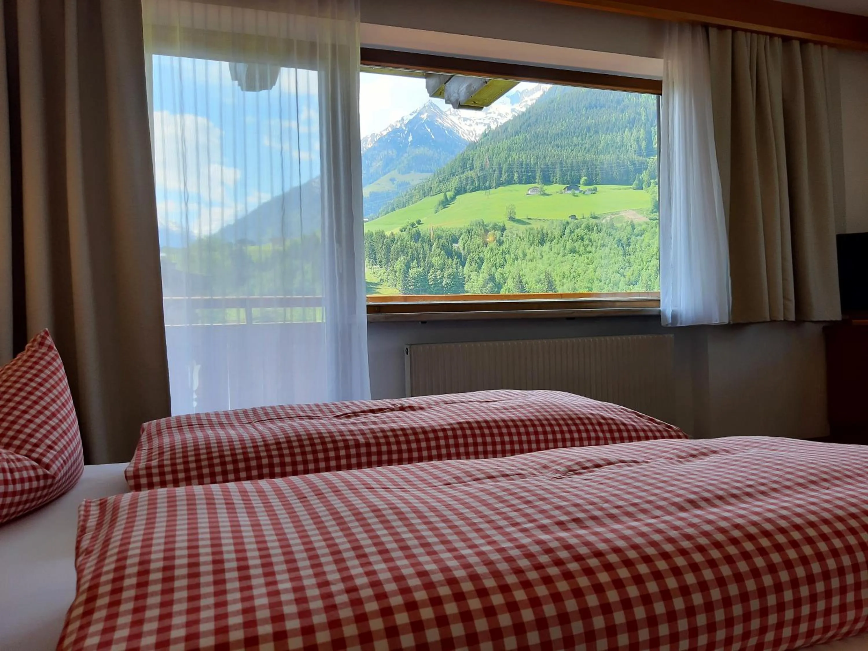 Photo of the whole room, Bed in Alphotel Mittersill