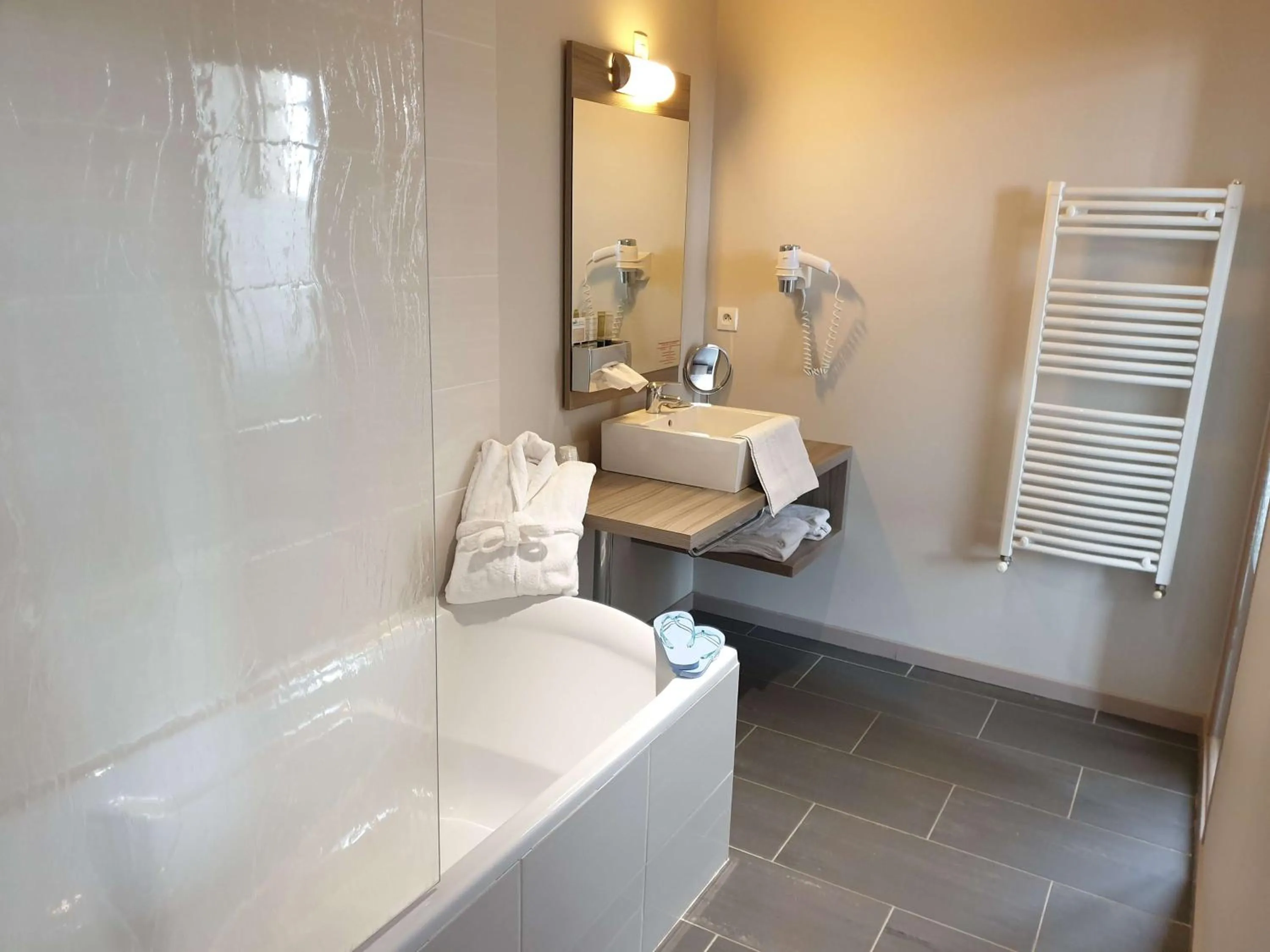 Bathroom in Brit Hotel Spa Le Connetable