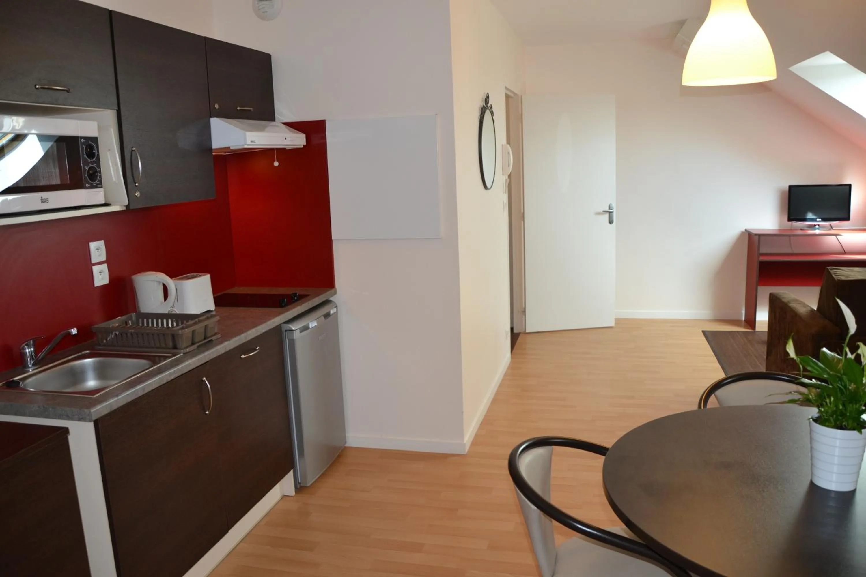 Kitchen or kitchenette in Brit Hotel Spa Le Connetable