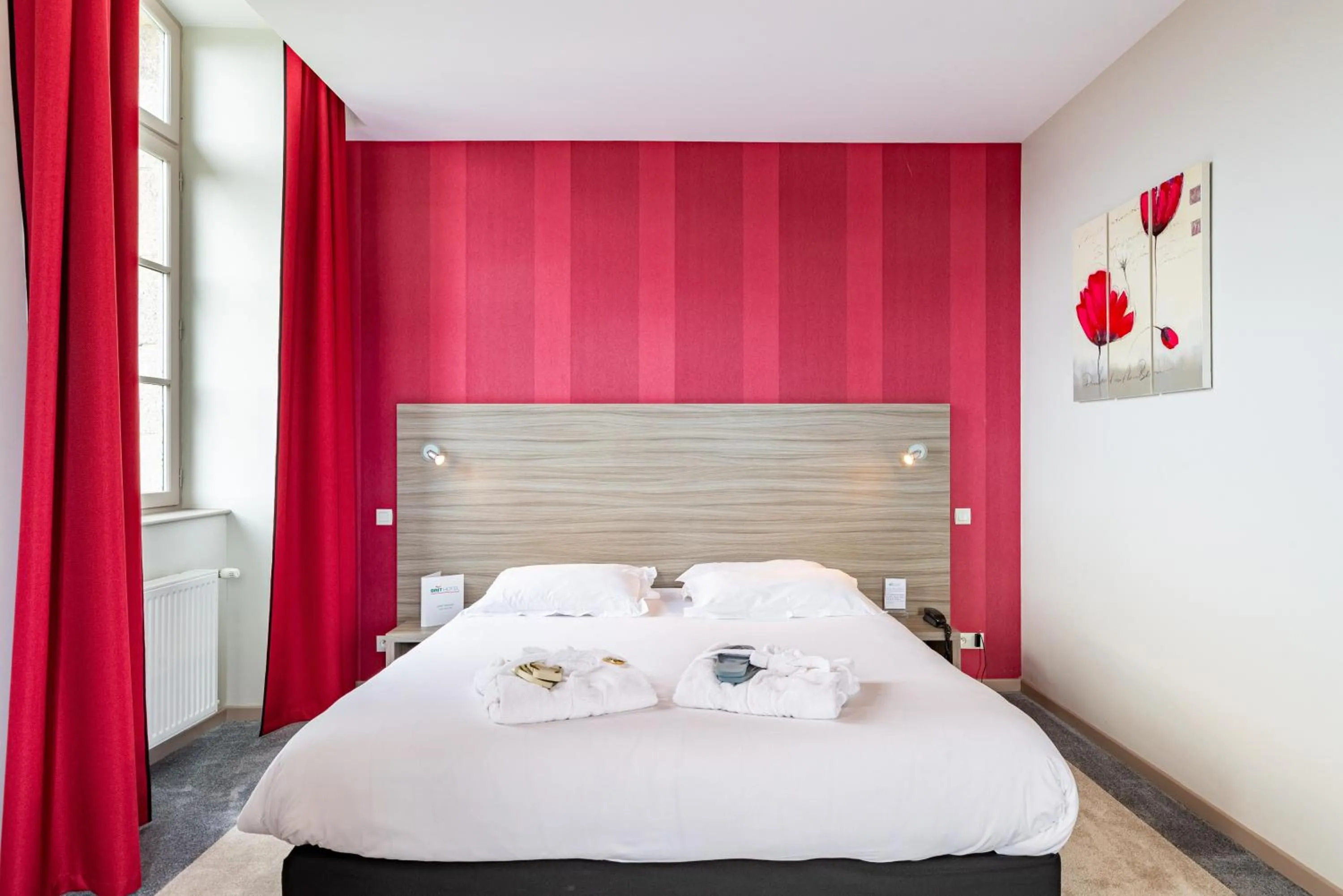 Bed in Brit Hotel Spa Le Connetable