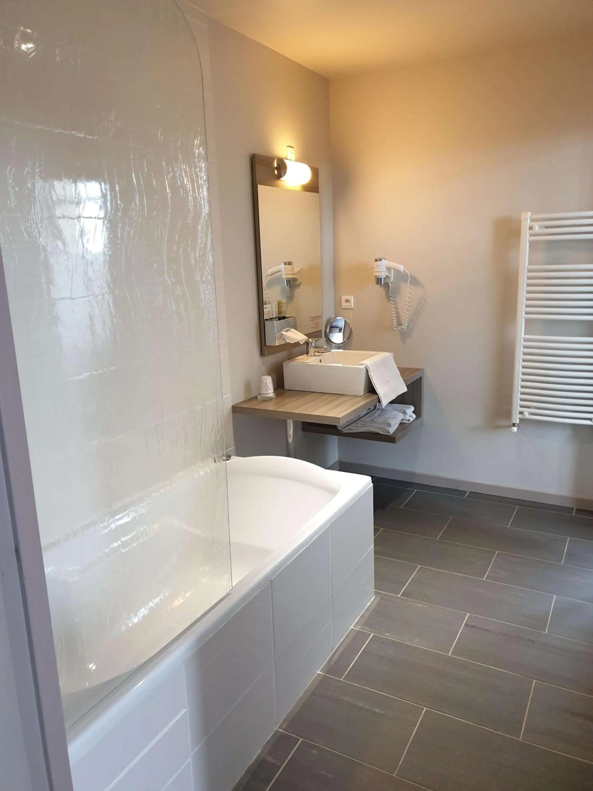 Bathroom in Brit Hotel Spa Le Connetable