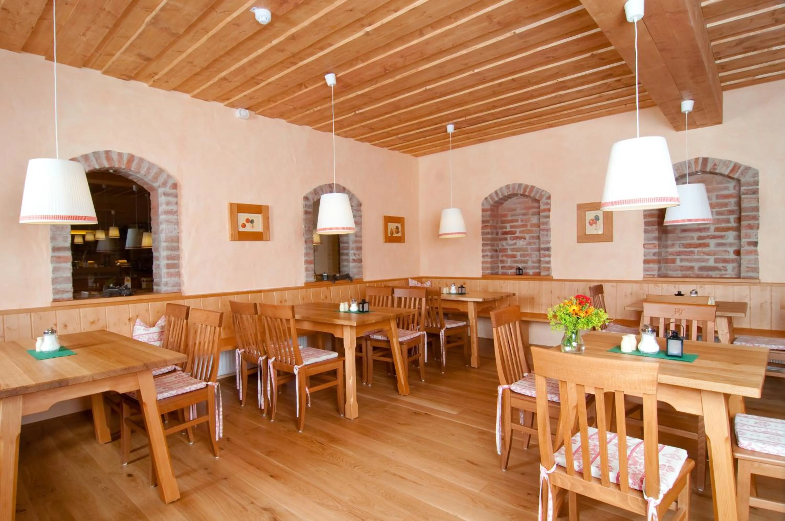 Restaurant/places to eat in JUFA Hotel Tieschen