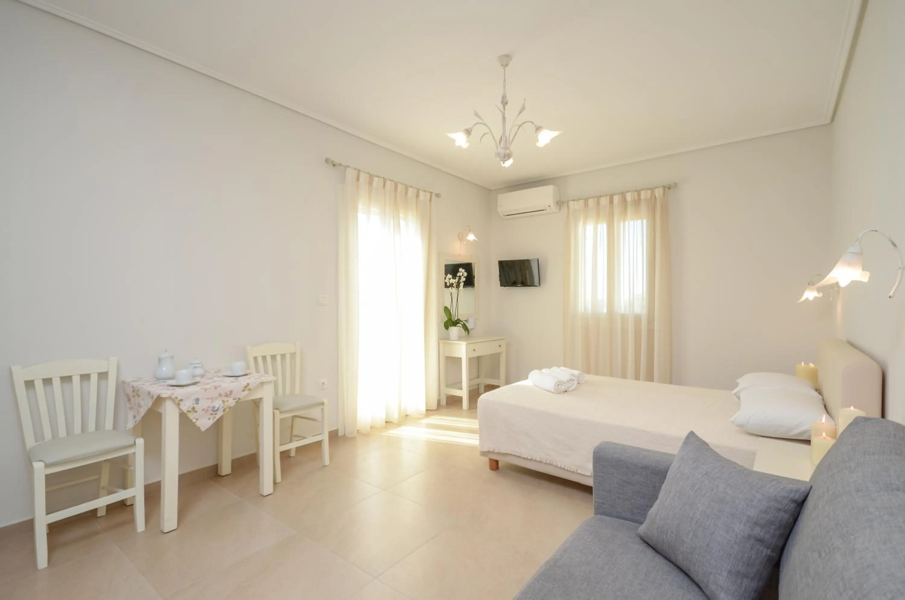 Living room, Bed in Perla Hotel