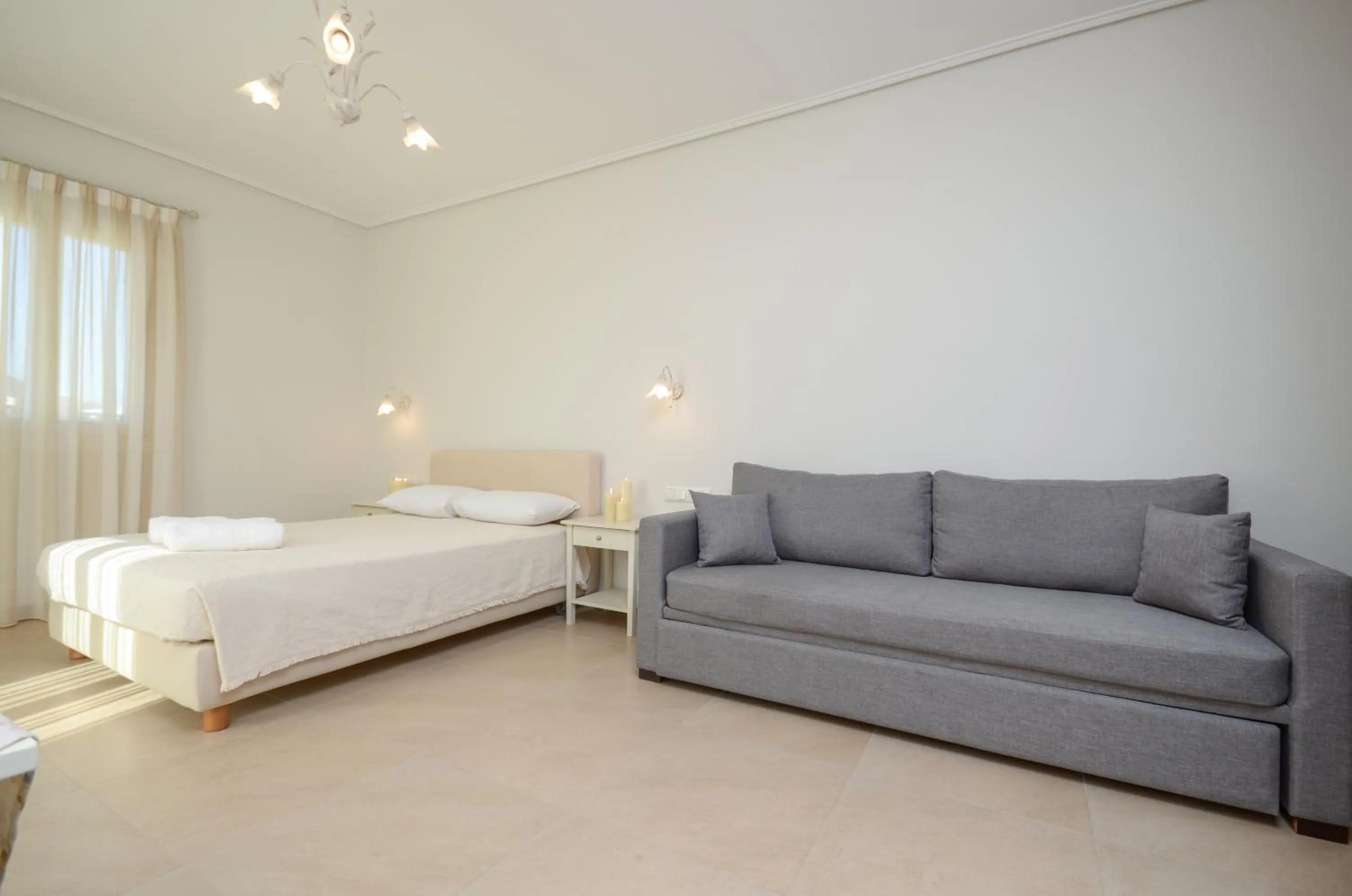 Living room, Bed in Perla Hotel