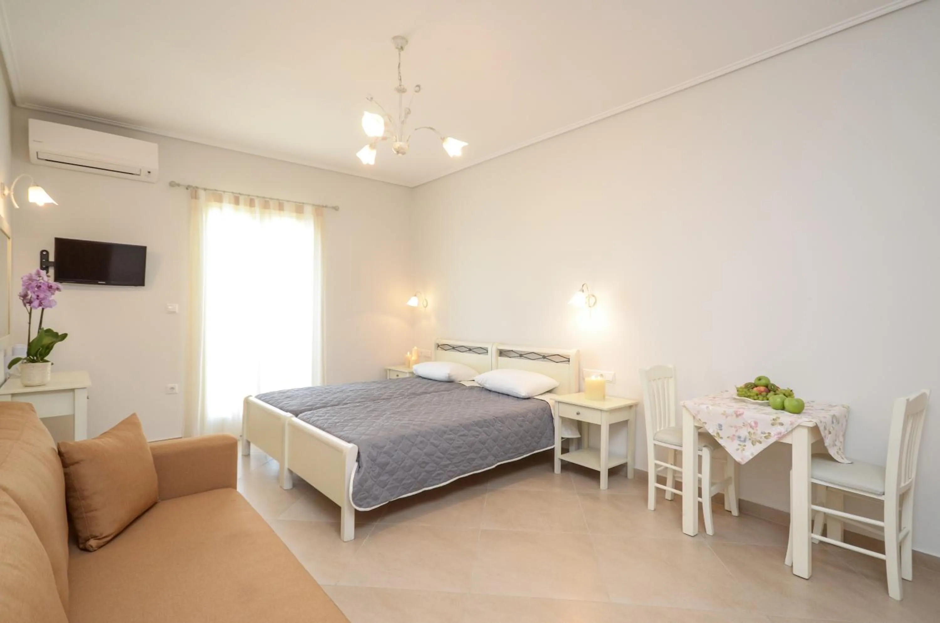 Toilet, Bed in Perla Hotel