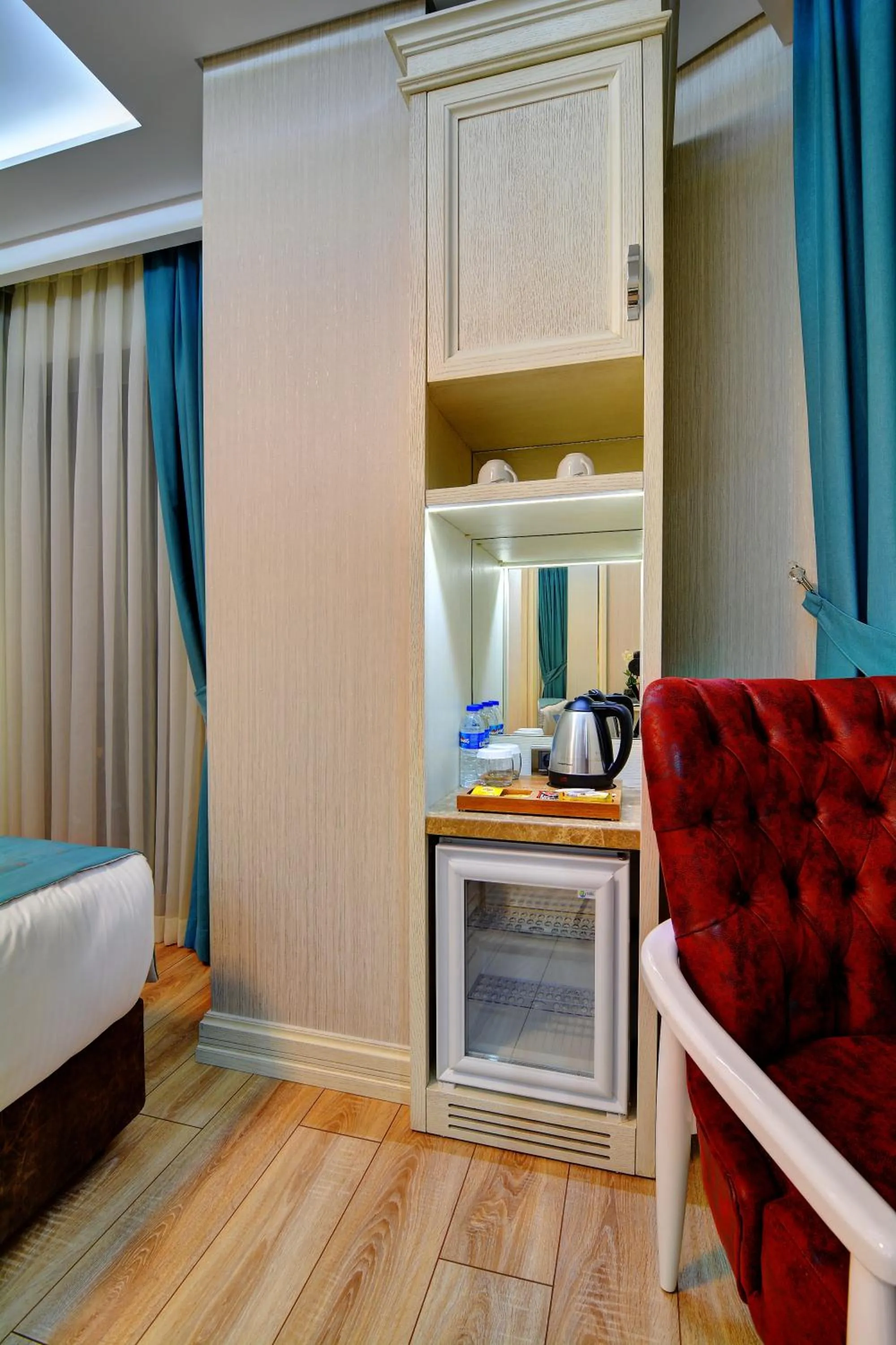 Coffee/tea facilities in Novelty Hotel