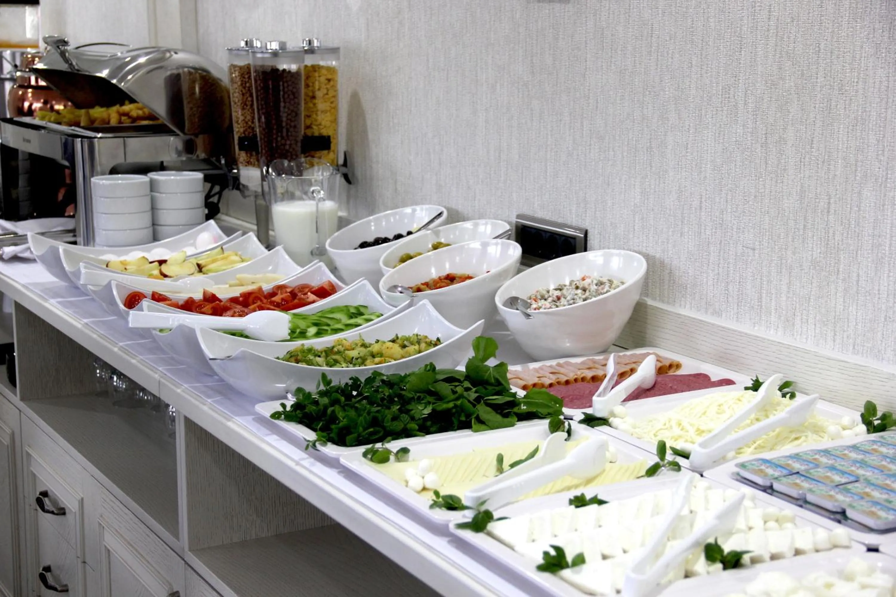 Restaurant/places to eat in Novelty Hotel