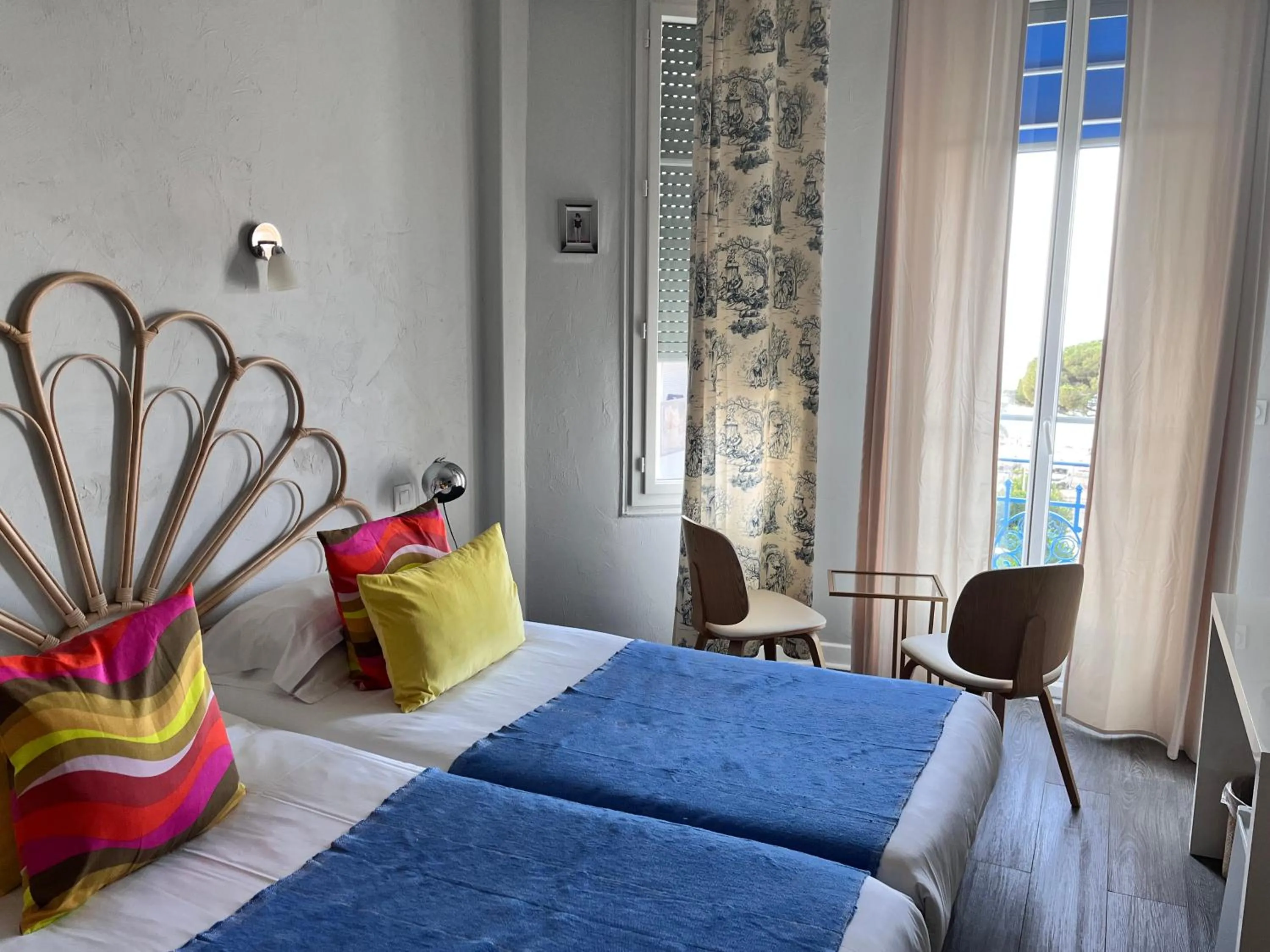 Bedroom, Bed in Hôtel Eden - La Baigneuse