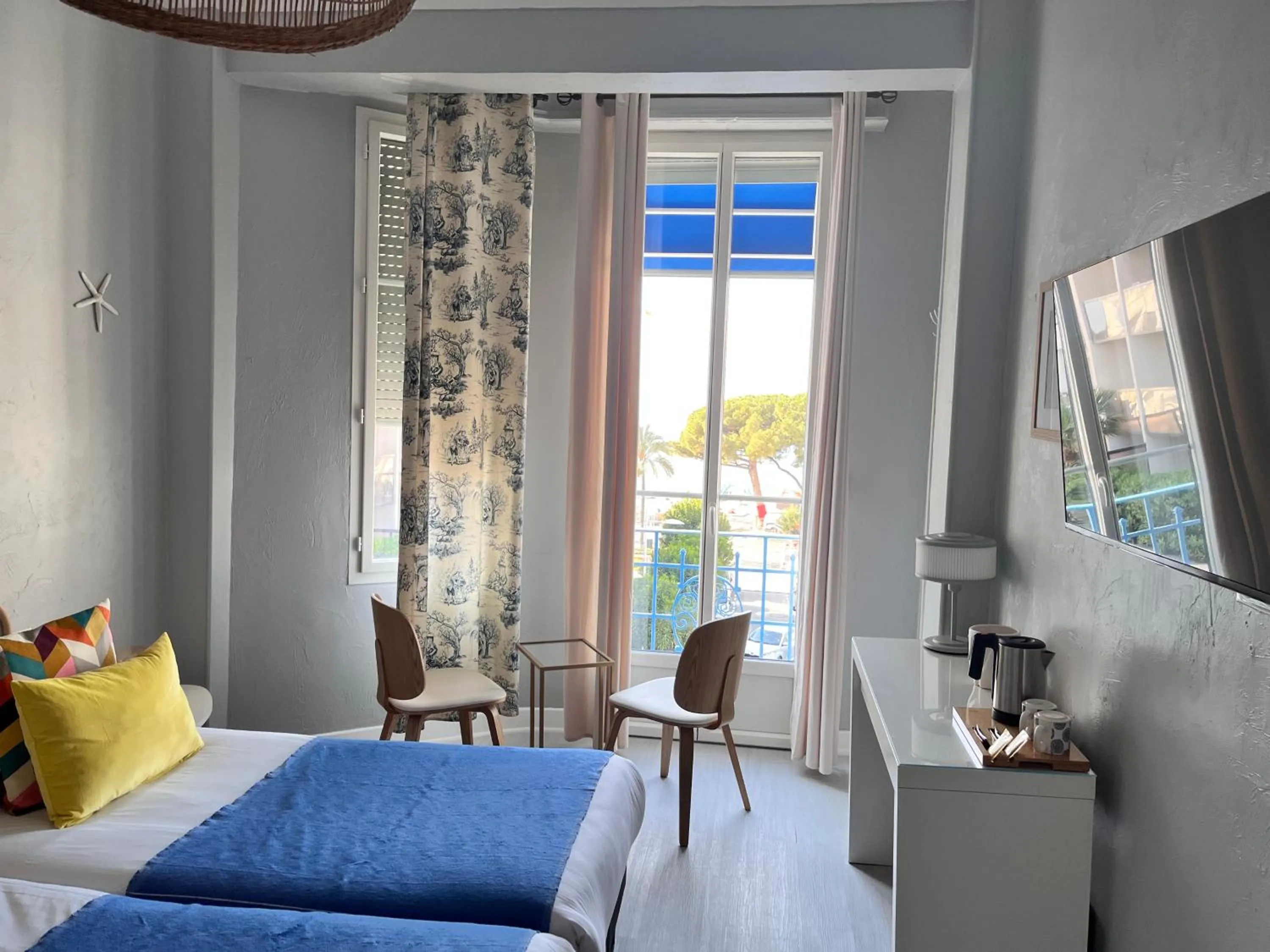 Bedroom, Bed in Hôtel Eden - La Baigneuse