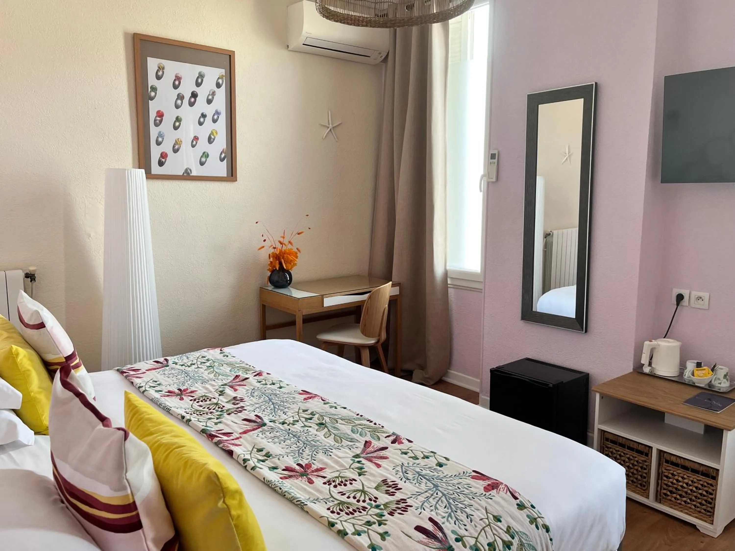 Bedroom, Bed in Hôtel Eden - La Baigneuse