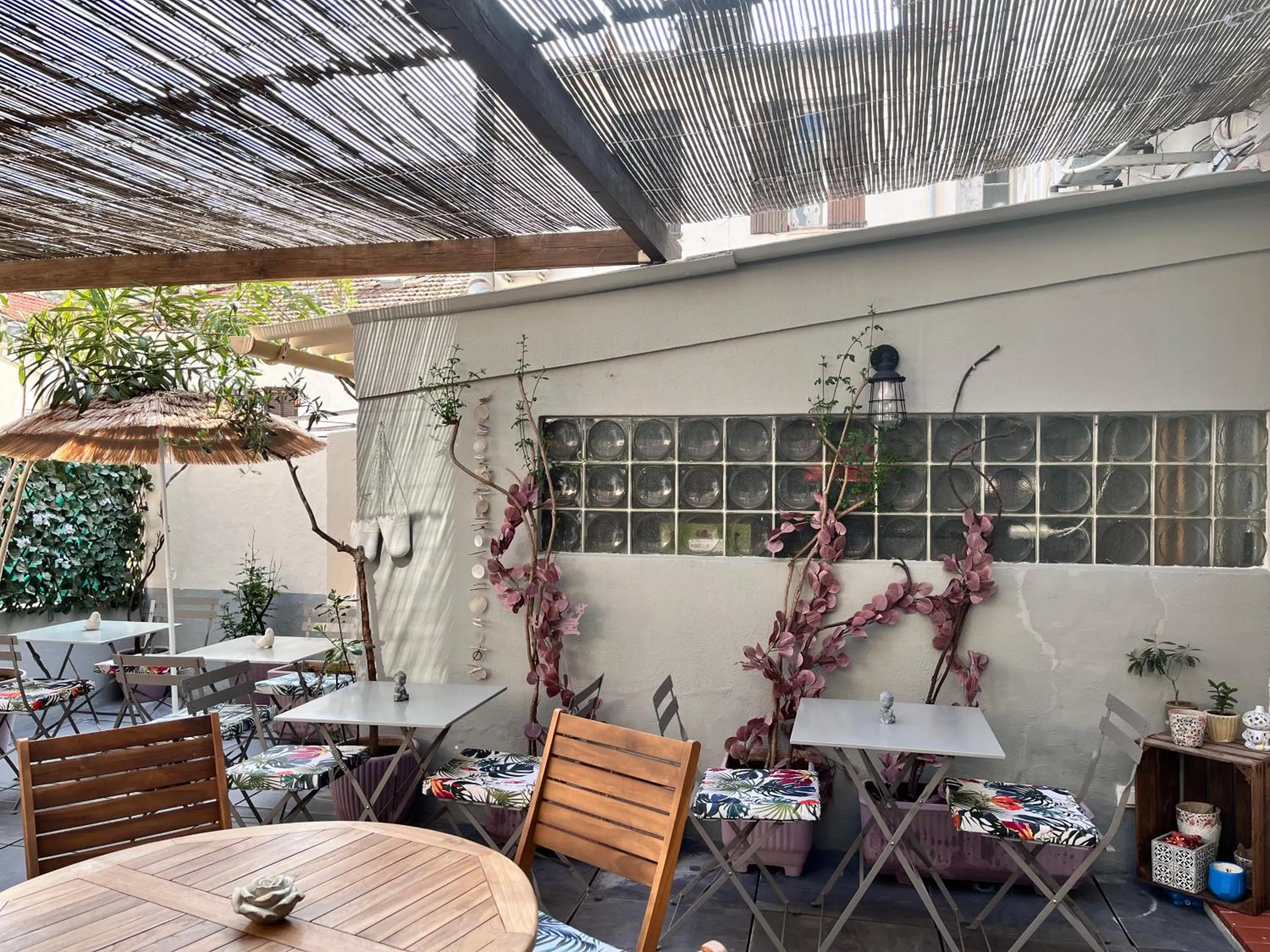 Patio in Hôtel Eden - La Baigneuse