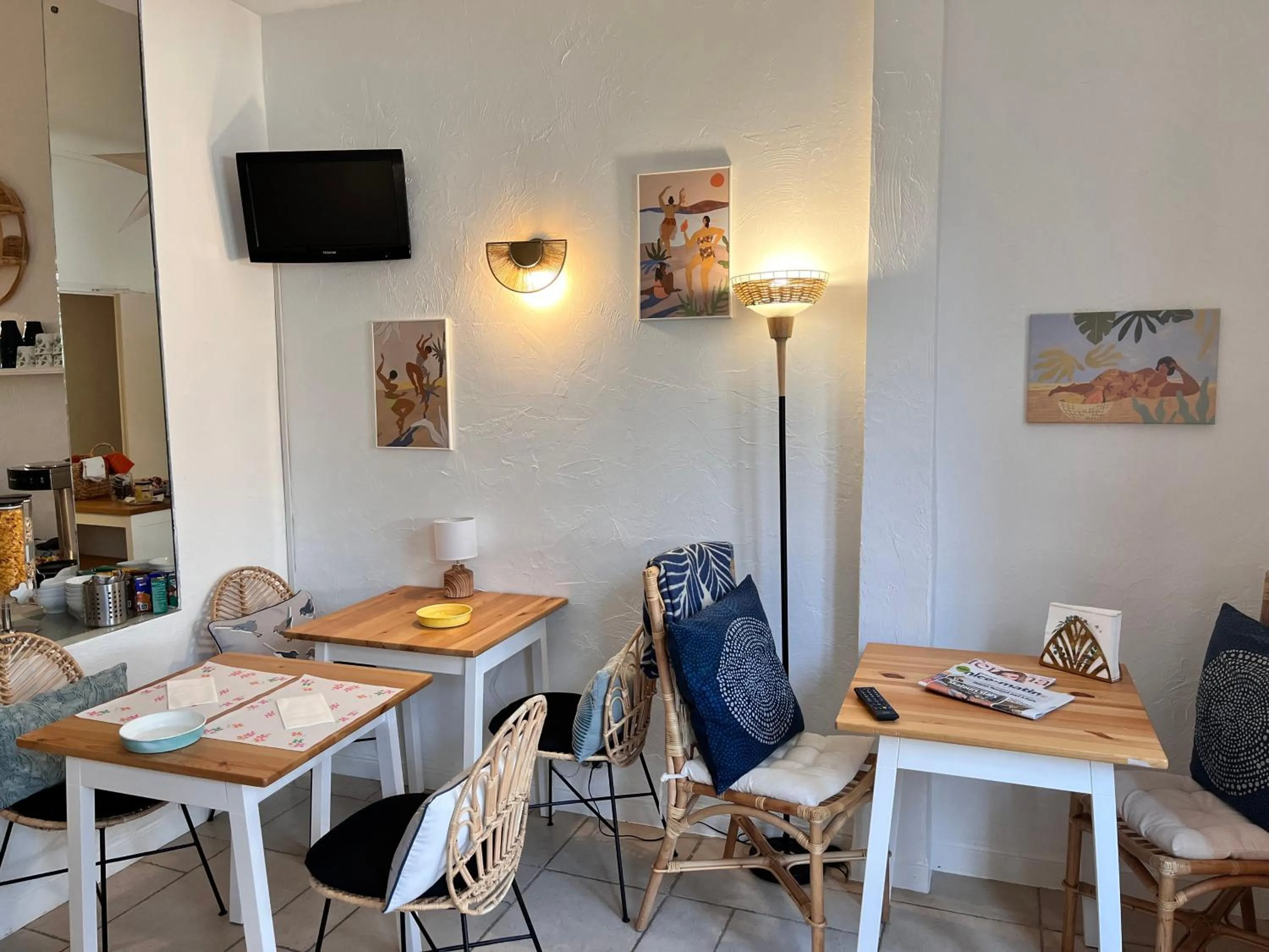 TV and multimedia in Hôtel Eden - La Baigneuse