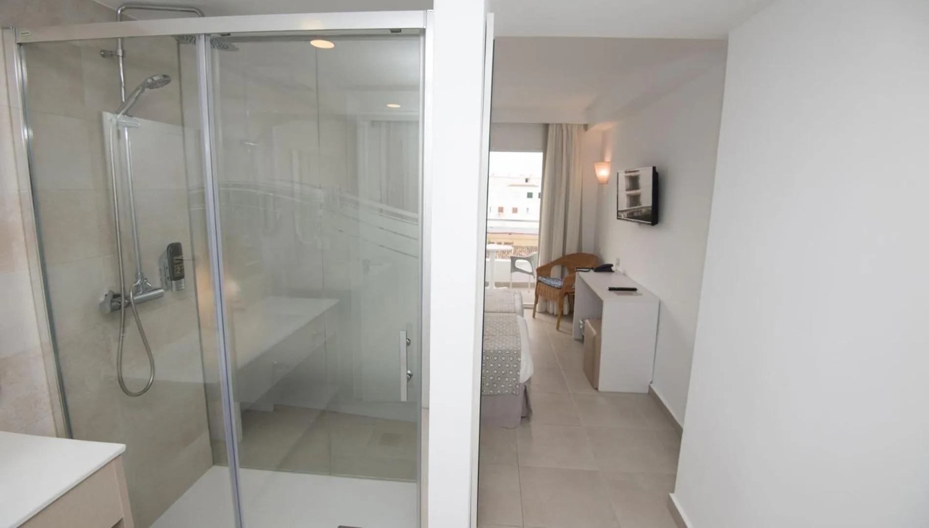 Shower in Hotel Chevy & Suites