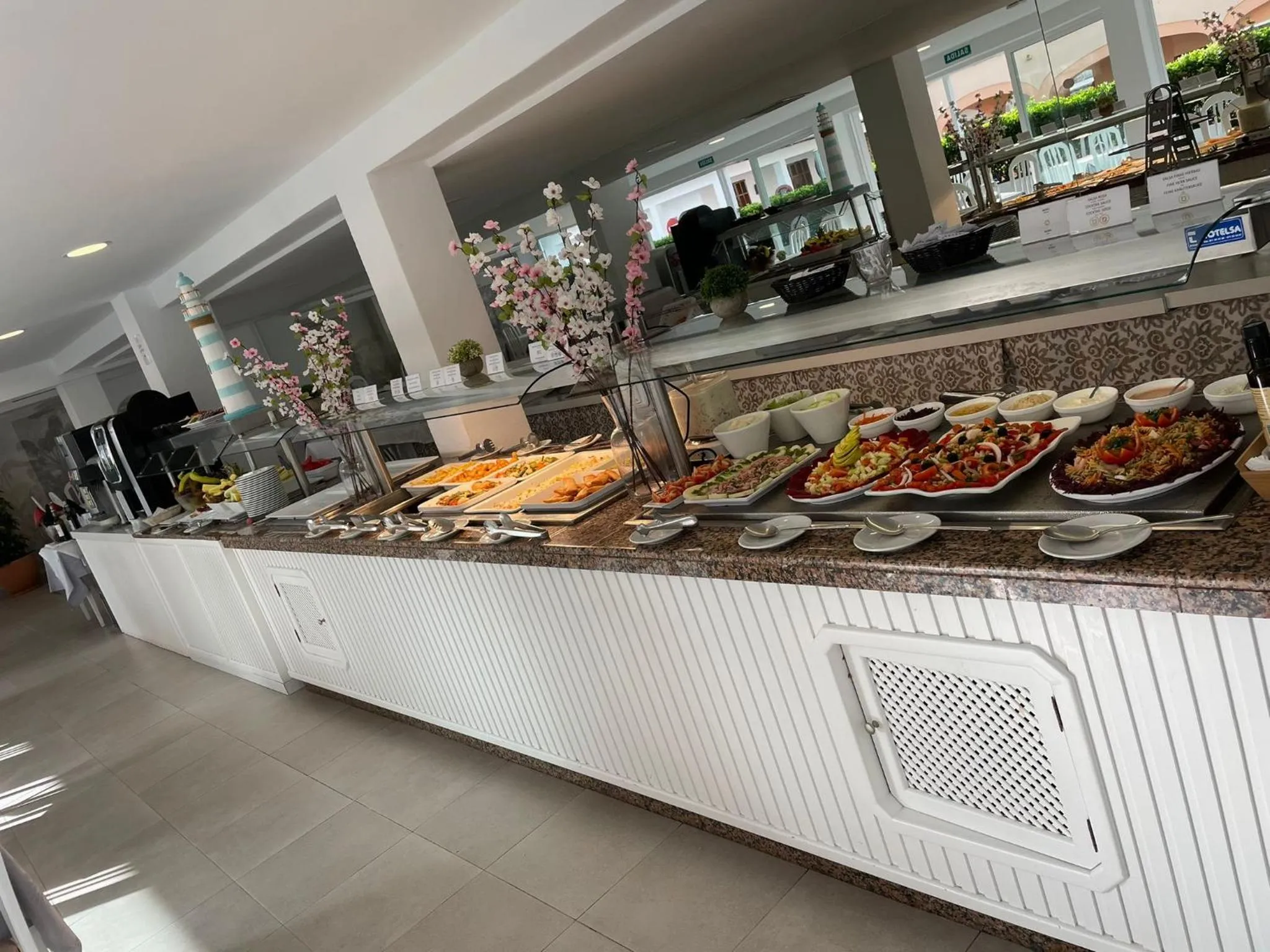 Restaurant/places to eat in Hotel Chevy & Suites