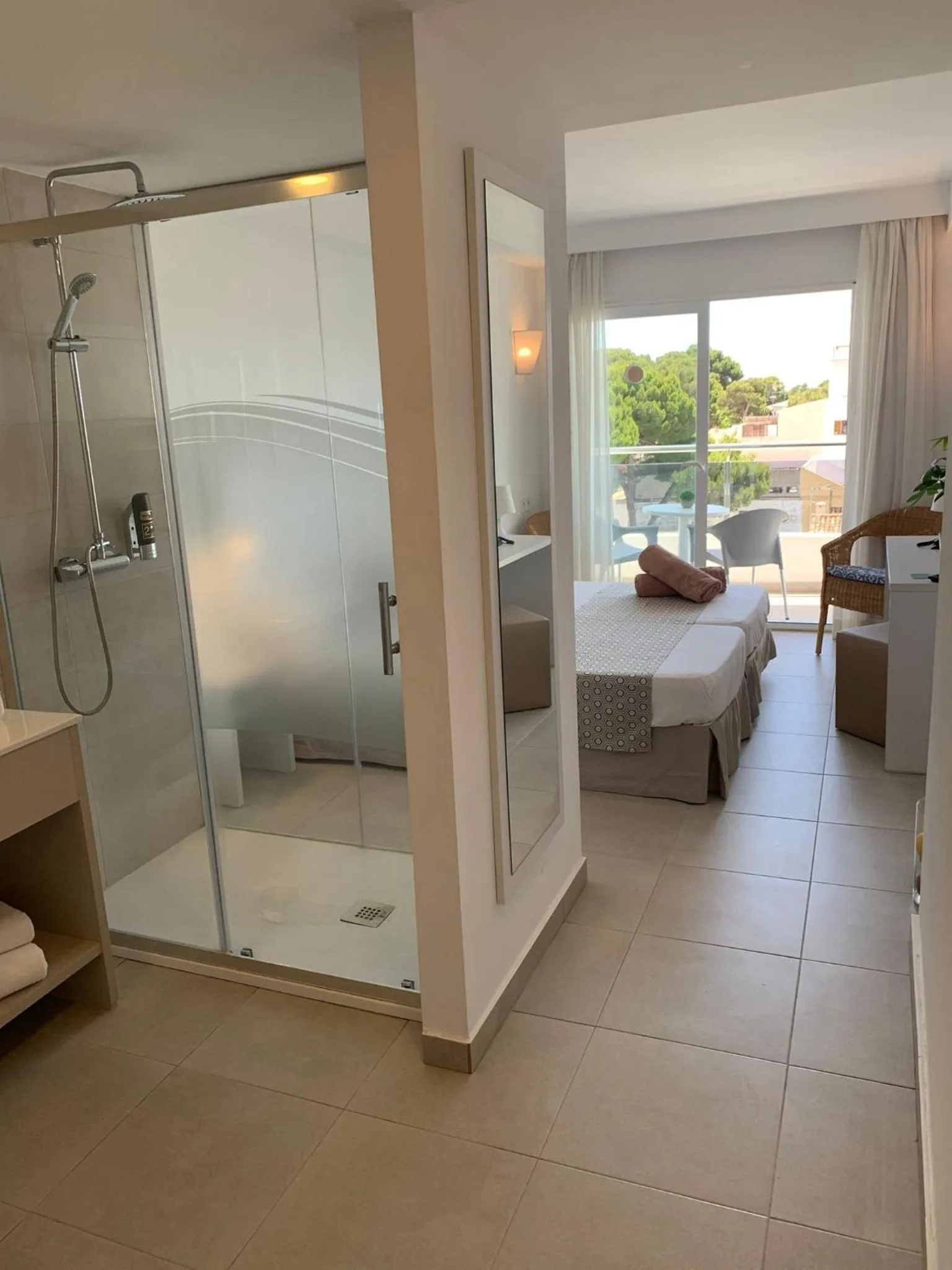 Property building in Hotel Chevy & Suites