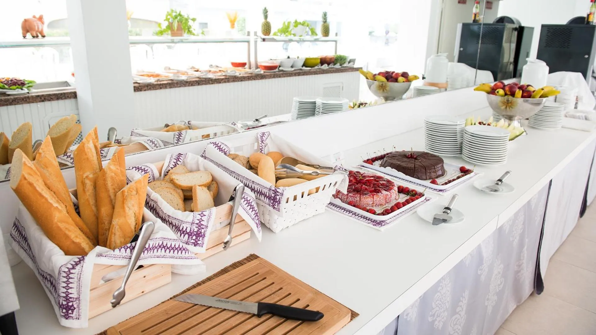 Restaurant/places to eat in Hotel Chevy & Suites